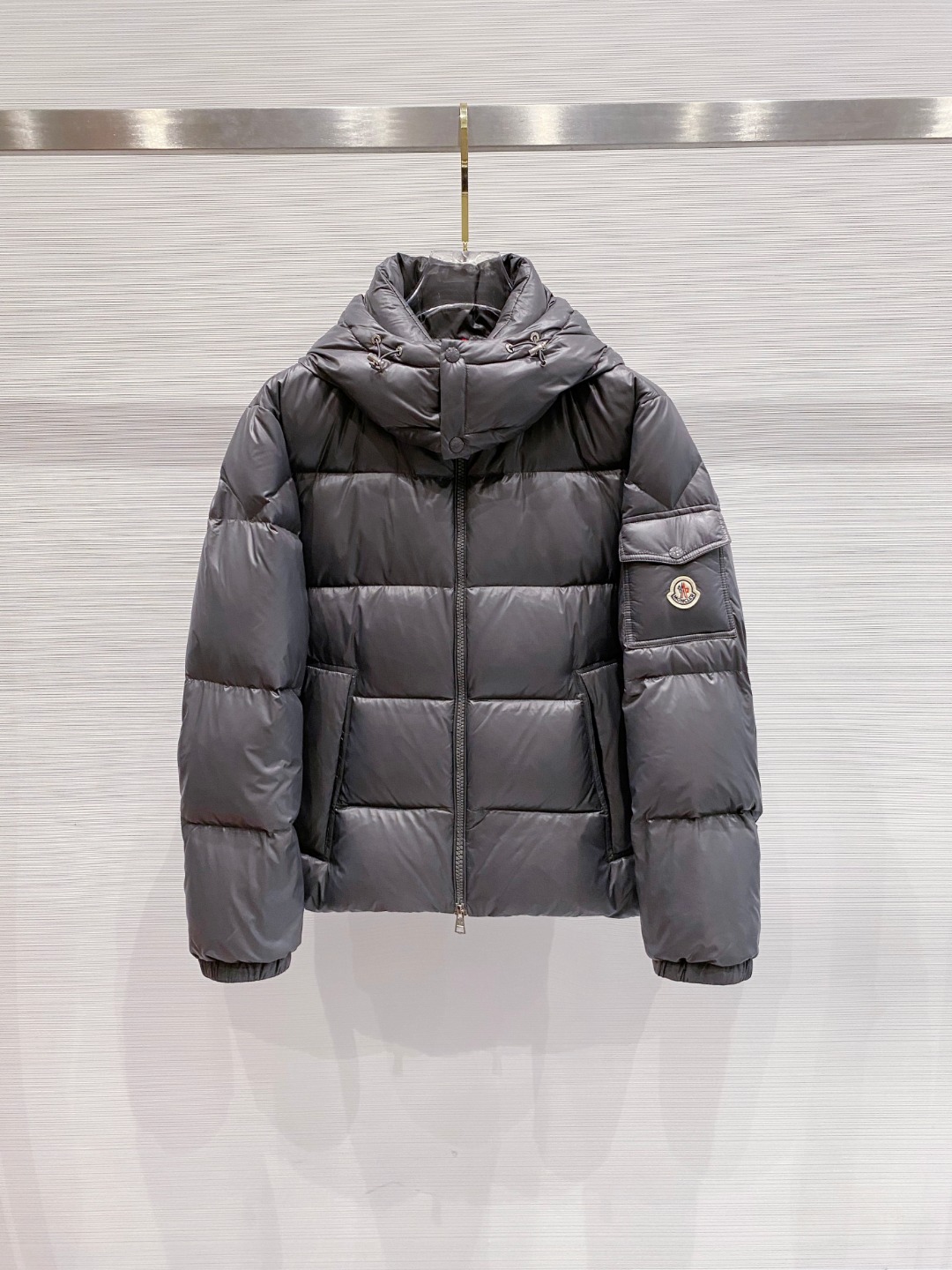 Moncler 蒙口2025秋冬新品发布，蒙口最新款亮光羽绒出货，柜上同步，面料及辅料全部订制，帽子可脱