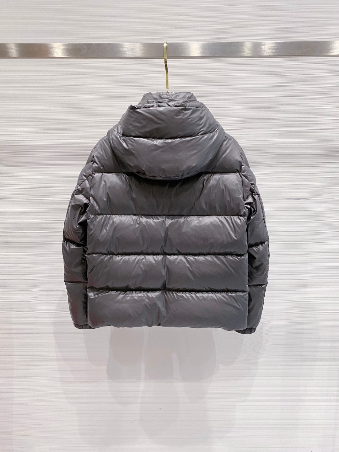 Moncler 蒙口2025秋冬新品发布，蒙口最新款亮光羽绒出货，柜上同步，面料及辅料全部订制，帽子可脱