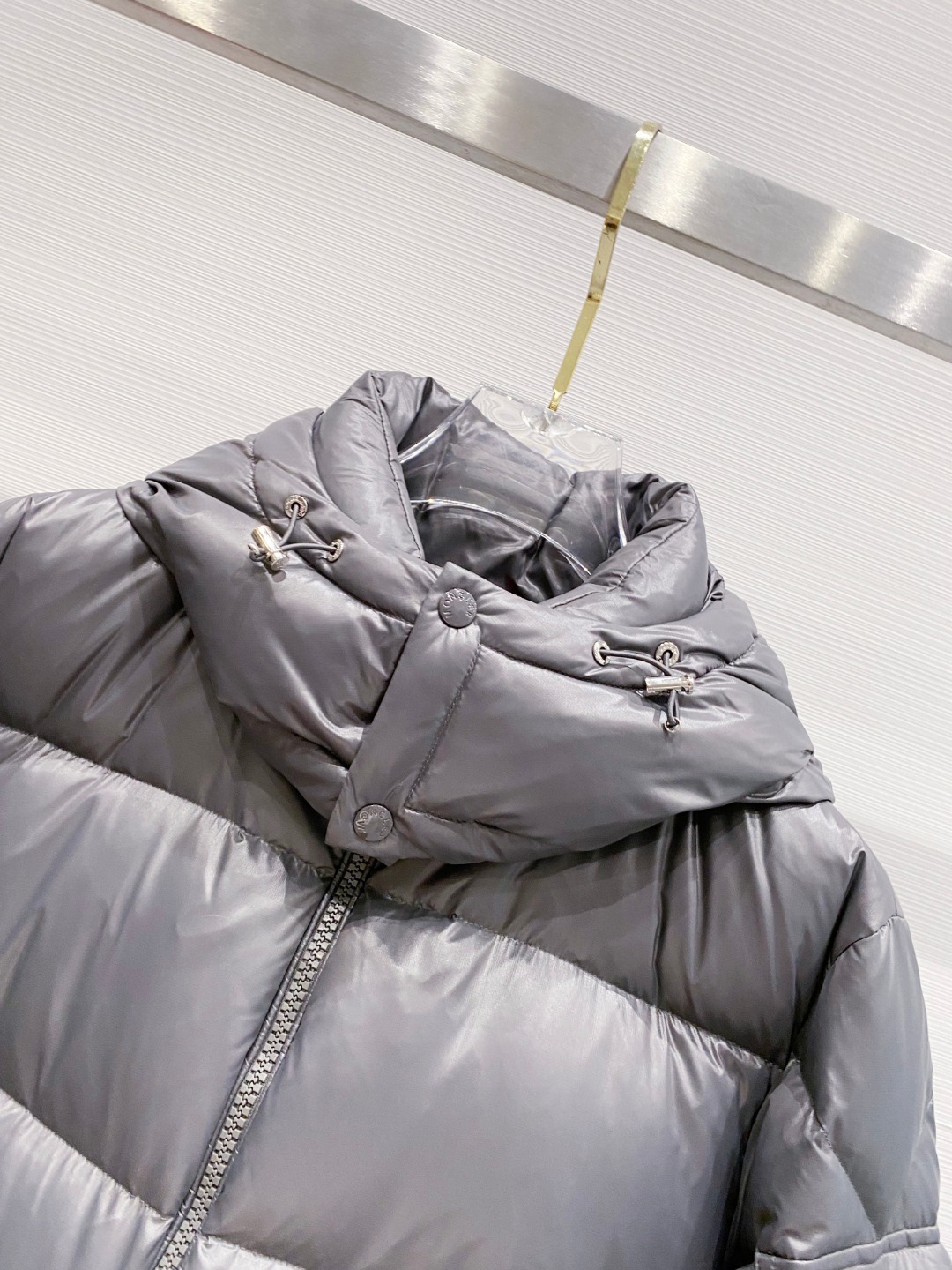 Moncler 蒙口2025秋冬新品发布，蒙口最新款亮光羽绒出货，柜上同步，面料及辅料全部订制，帽子可脱