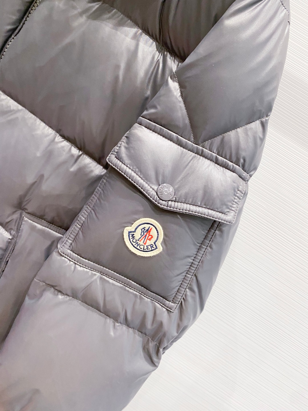 Moncler 蒙口2025秋冬新品发布，蒙口最新款亮光羽绒出货，柜上同步，面料及辅料全部订制，帽子可脱