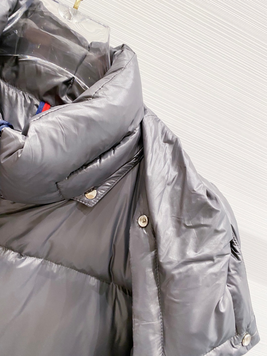 Moncler 蒙口2025秋冬新品发布，蒙口最新款亮光羽绒出货，柜上同步，面料及辅料全部订制，帽子可脱