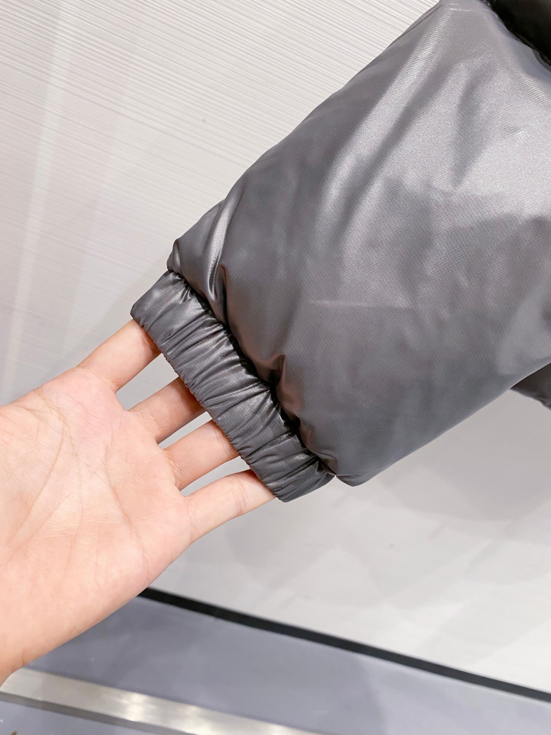 Moncler 蒙口2025秋冬新品发布，蒙口最新款亮光羽绒出货，柜上同步，面料及辅料全部订制，帽子可脱