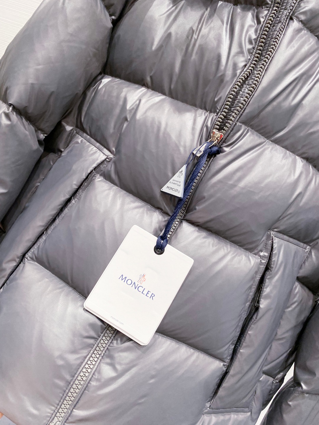 Moncler 蒙口2025秋冬新品发布，蒙口最新款亮光羽绒出货，柜上同步，面料及辅料全部订制，帽子可脱