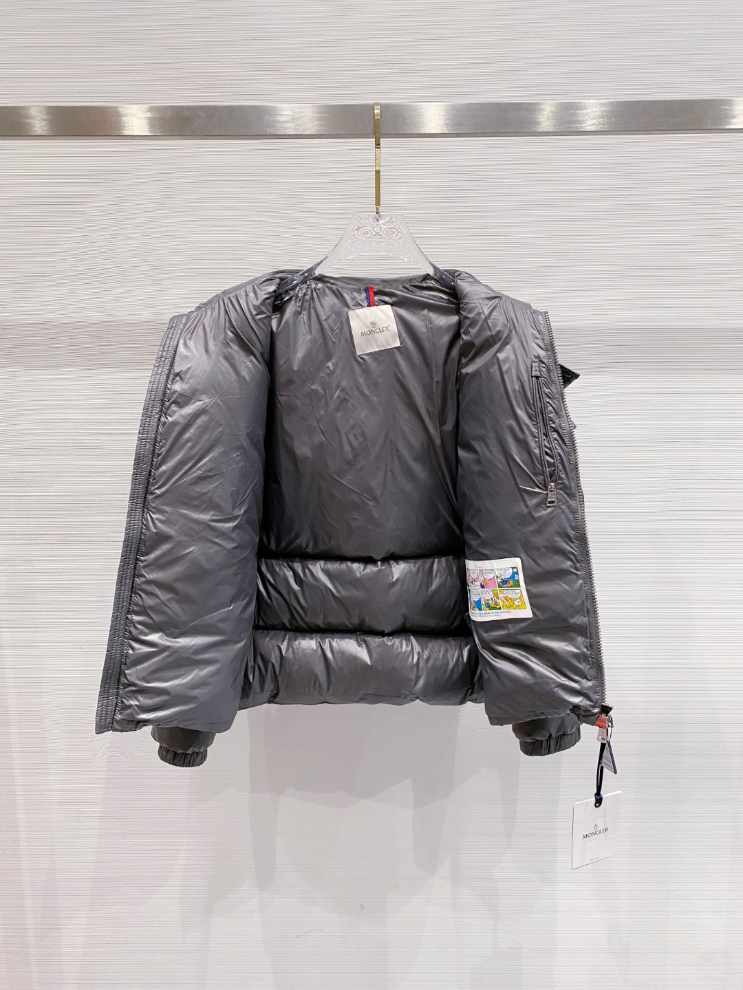 Moncler 蒙口2025秋冬新品发布，蒙口最新款亮光羽绒出货，柜上同步，面料及辅料全部订制，帽子可脱