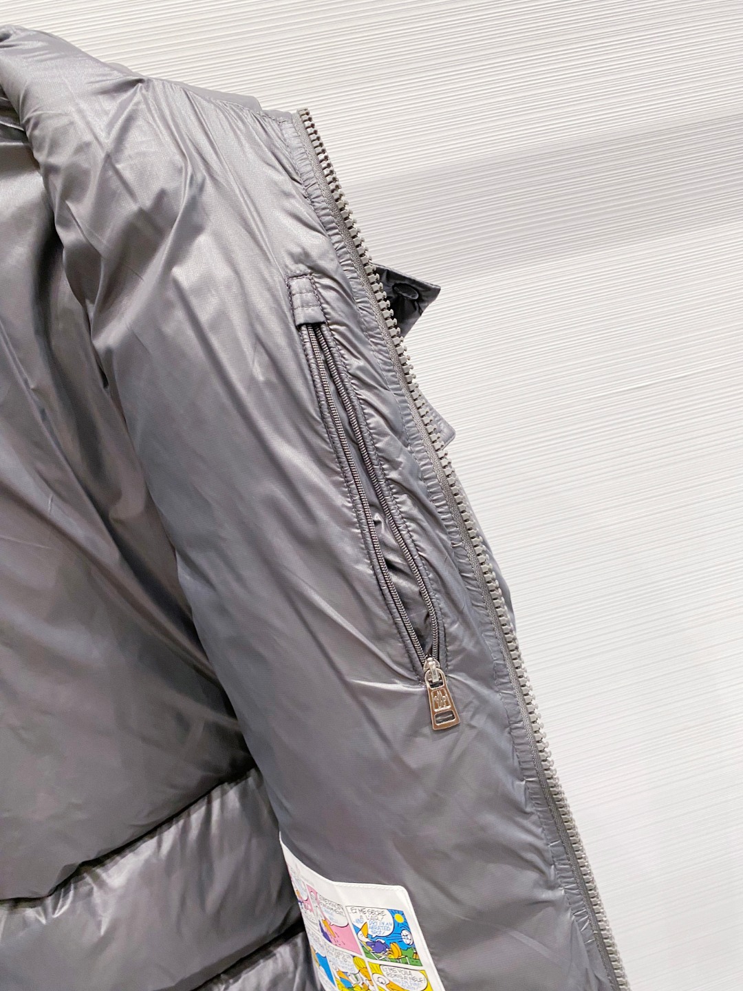 Moncler 蒙口2025秋冬新品发布，蒙口最新款亮光羽绒出货，柜上同步，面料及辅料全部订制，帽子可脱