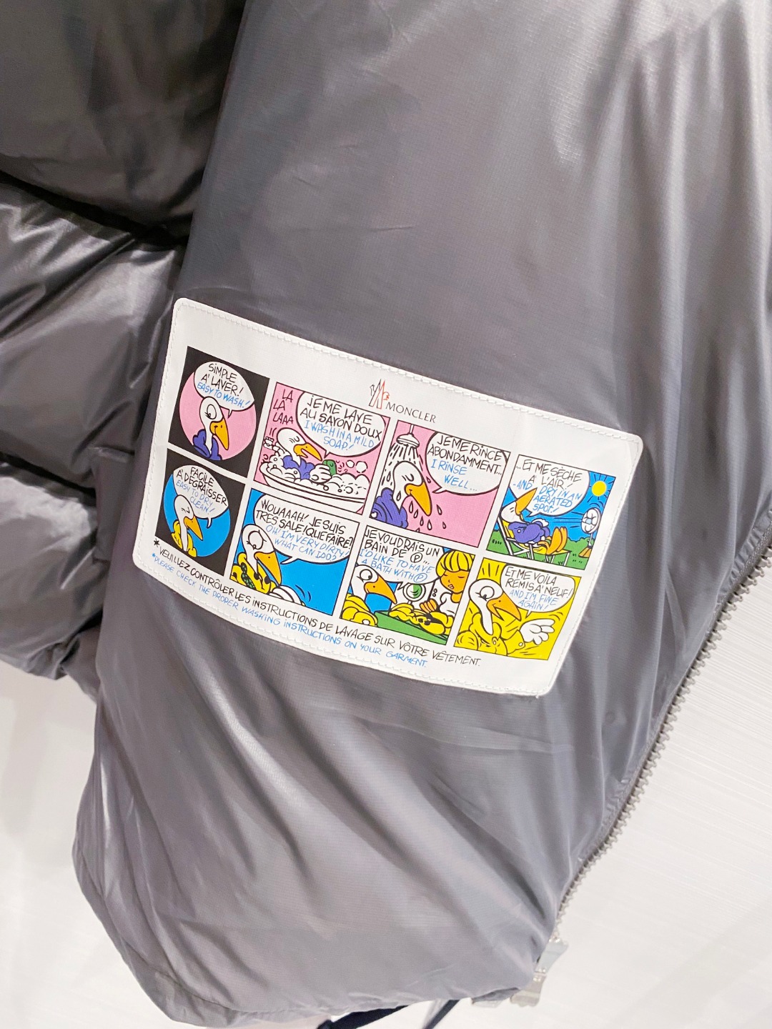 Moncler 蒙口2025秋冬新品发布，蒙口最新款亮光羽绒出货，柜上同步，面料及辅料全部订制，帽子可脱