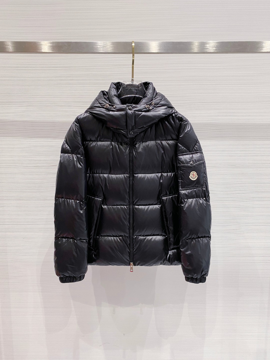 Moncler 蒙口2025秋冬新品发布，蒙口最新款亮光羽绒出货，柜上同步，面料及辅料全部订制，帽子可脱