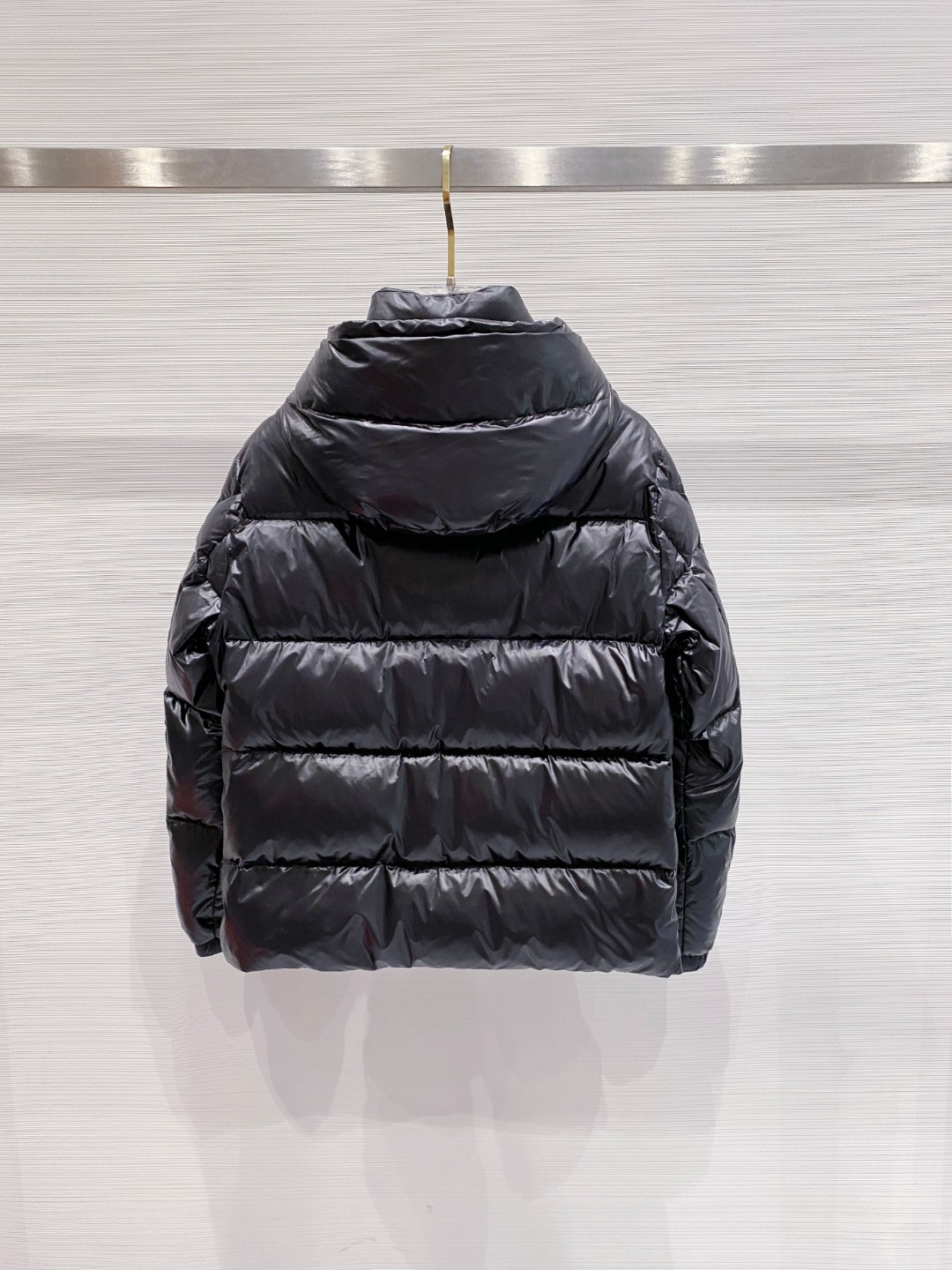 Moncler 蒙口2025秋冬新品发布，蒙口最新款亮光羽绒出货，柜上同步，面料及辅料全部订制，帽子可脱