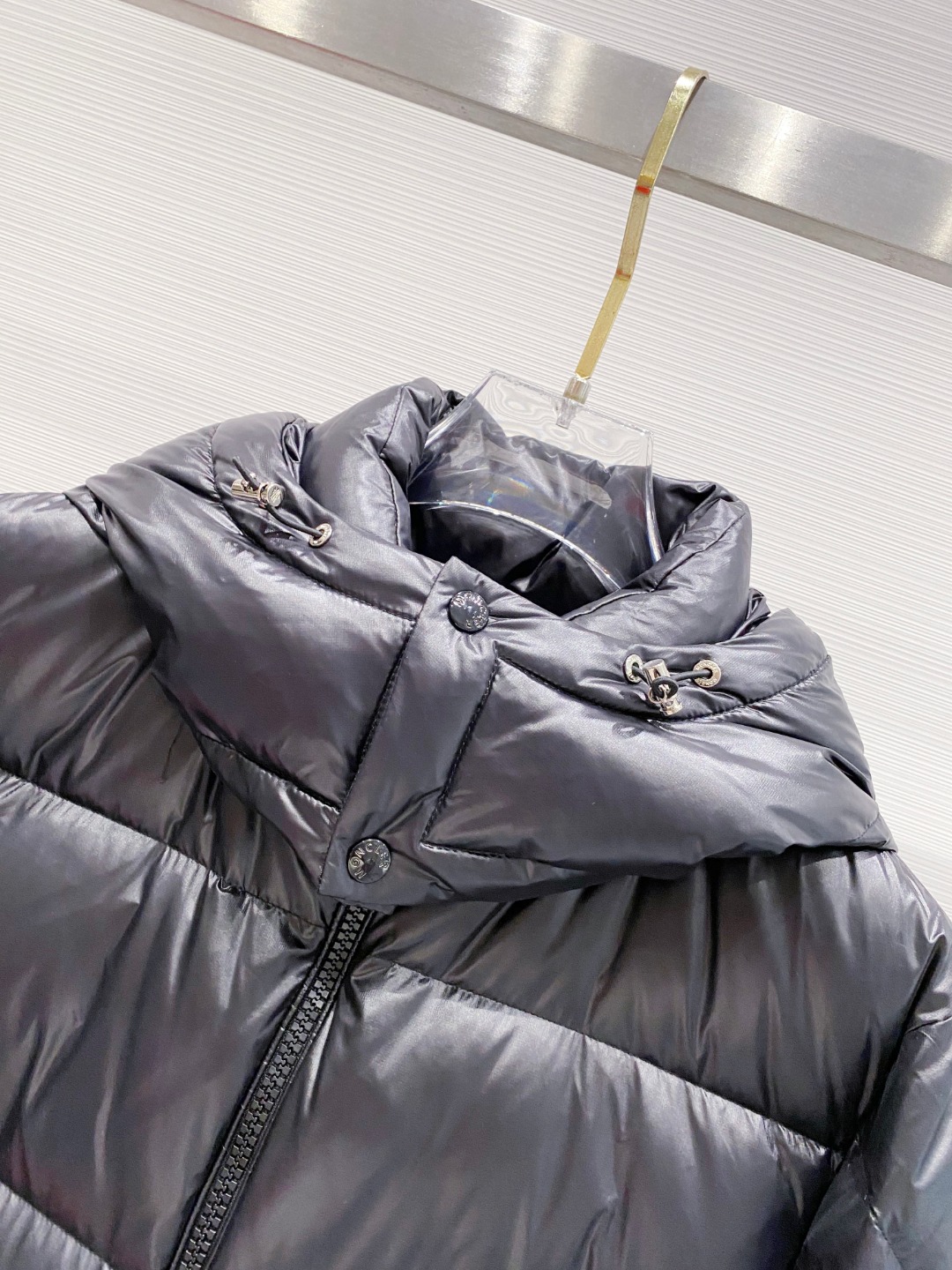 Moncler 蒙口2025秋冬新品发布，蒙口最新款亮光羽绒出货，柜上同步，面料及辅料全部订制，帽子可脱