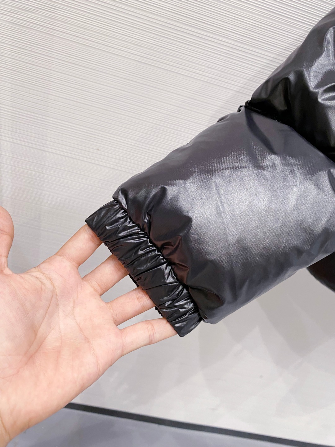 Moncler 蒙口2025秋冬新品发布，蒙口最新款亮光羽绒出货，柜上同步，面料及辅料全部订制，帽子可脱