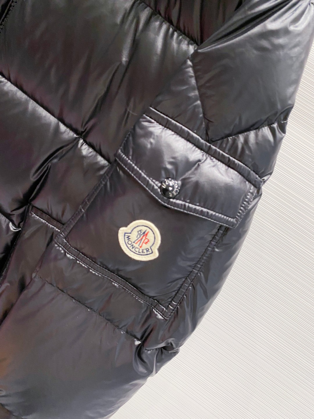 Moncler 蒙口2025秋冬新品发布，蒙口最新款亮光羽绒出货，柜上同步，面料及辅料全部订制，帽子可脱