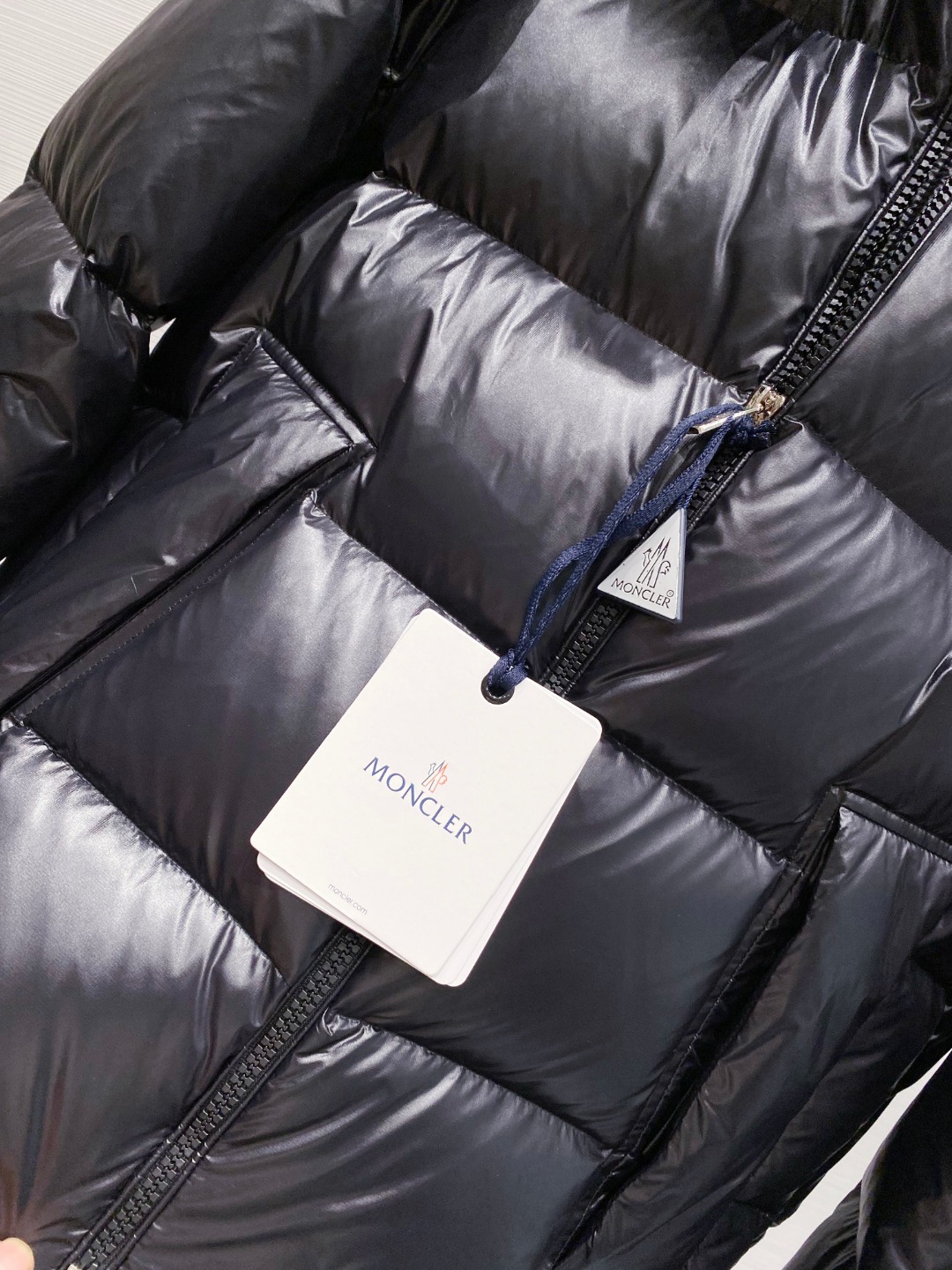 Moncler 蒙口2025秋冬新品发布，蒙口最新款亮光羽绒出货，柜上同步，面料及辅料全部订制，帽子可脱