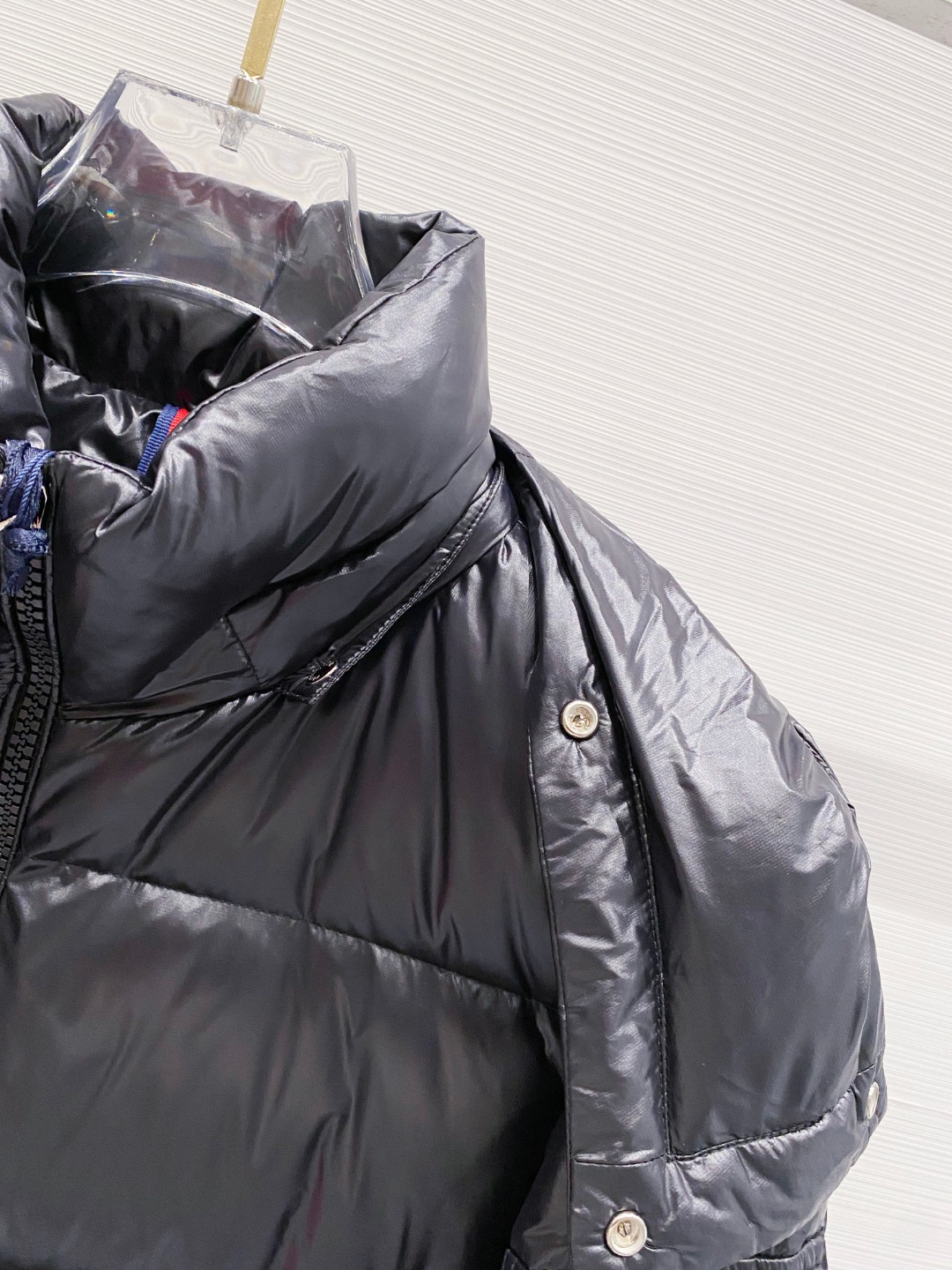 Moncler 蒙口2025秋冬新品发布，蒙口最新款亮光羽绒出货，柜上同步，面料及辅料全部订制，帽子可脱