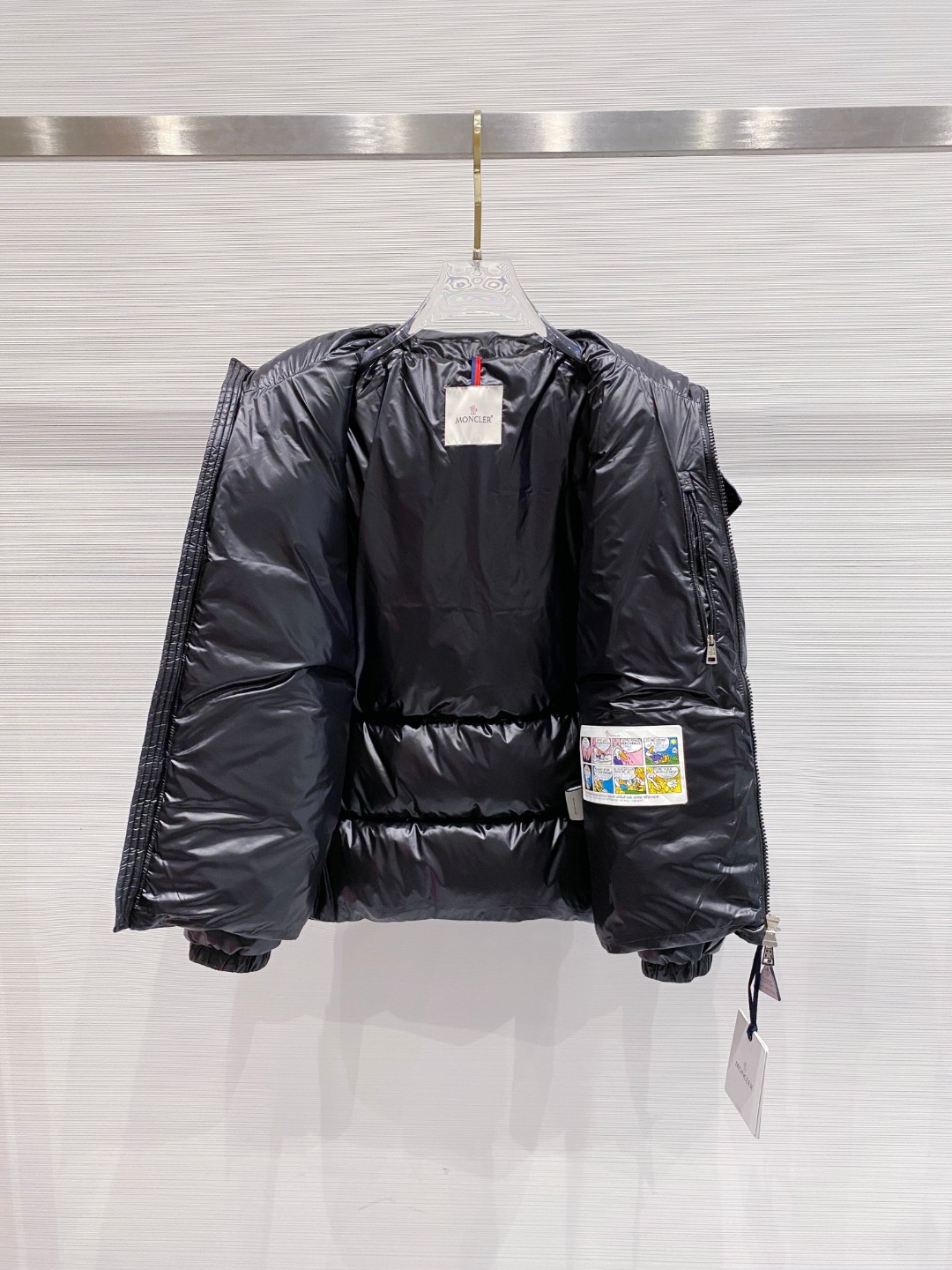 Moncler 蒙口2025秋冬新品发布，蒙口最新款亮光羽绒出货，柜上同步，面料及辅料全部订制，帽子可脱