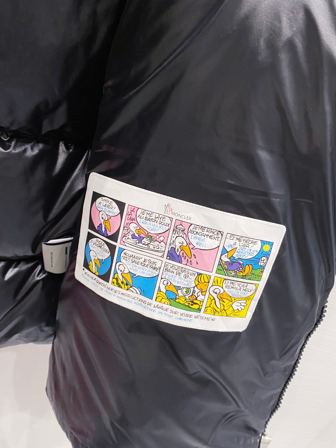 Moncler 蒙口2025秋冬新品发布，蒙口最新款亮光羽绒出货，柜上同步，面料及辅料全部订制，帽子可脱