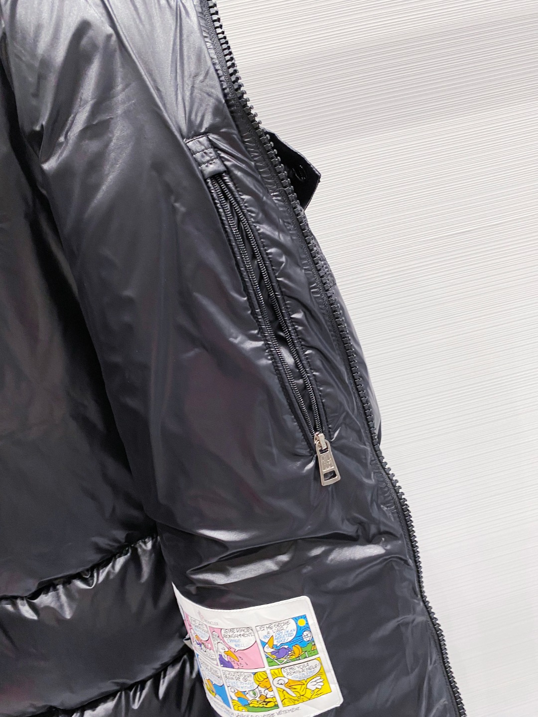 Moncler 蒙口2025秋冬新品发布，蒙口最新款亮光羽绒出货，柜上同步，面料及辅料全部订制，帽子可脱