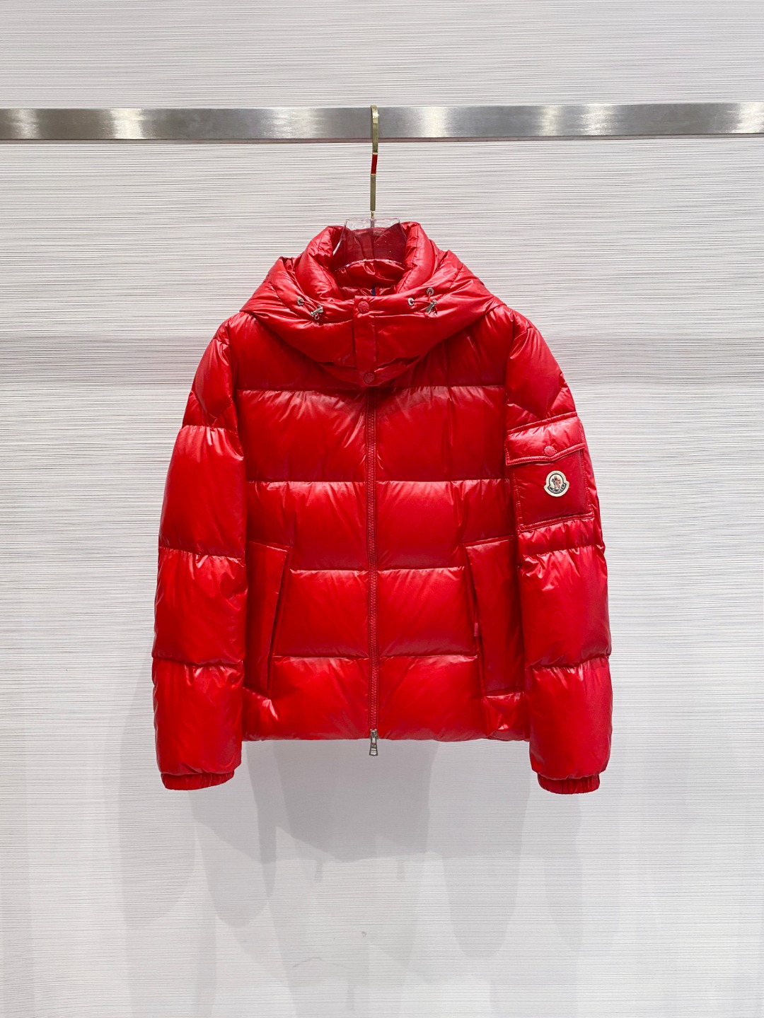 Moncler 蒙口2025秋冬新品发布，蒙口最新款亮光羽绒出货，柜上同步，面料及辅料全部订制，帽子可脱