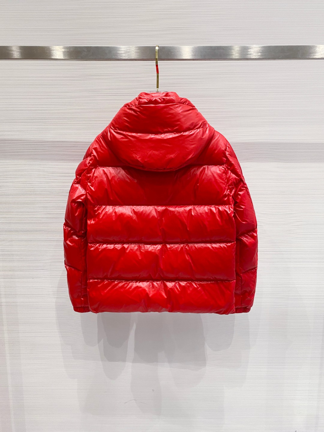 Moncler 蒙口2025秋冬新品发布，蒙口最新款亮光羽绒出货，柜上同步，面料及辅料全部订制，帽子可脱