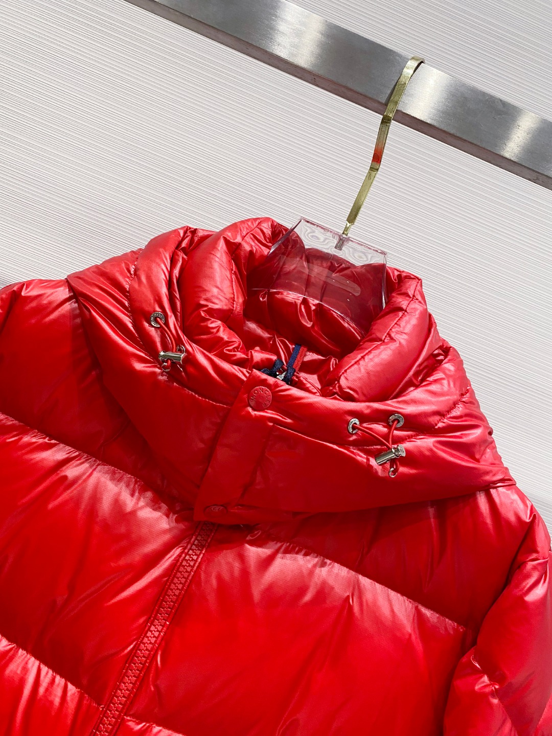 Moncler 蒙口2025秋冬新品发布，蒙口最新款亮光羽绒出货，柜上同步，面料及辅料全部订制，帽子可脱