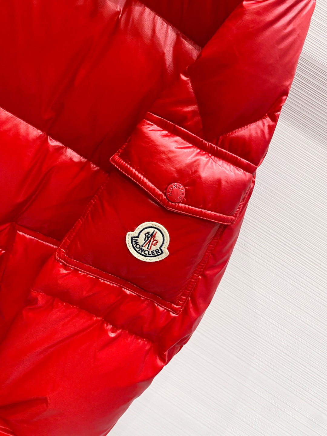 Moncler 蒙口2025秋冬新品发布，蒙口最新款亮光羽绒出货，柜上同步，面料及辅料全部订制，帽子可脱