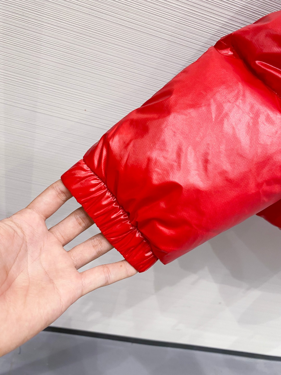 Moncler 蒙口2025秋冬新品发布，蒙口最新款亮光羽绒出货，柜上同步，面料及辅料全部订制，帽子可脱