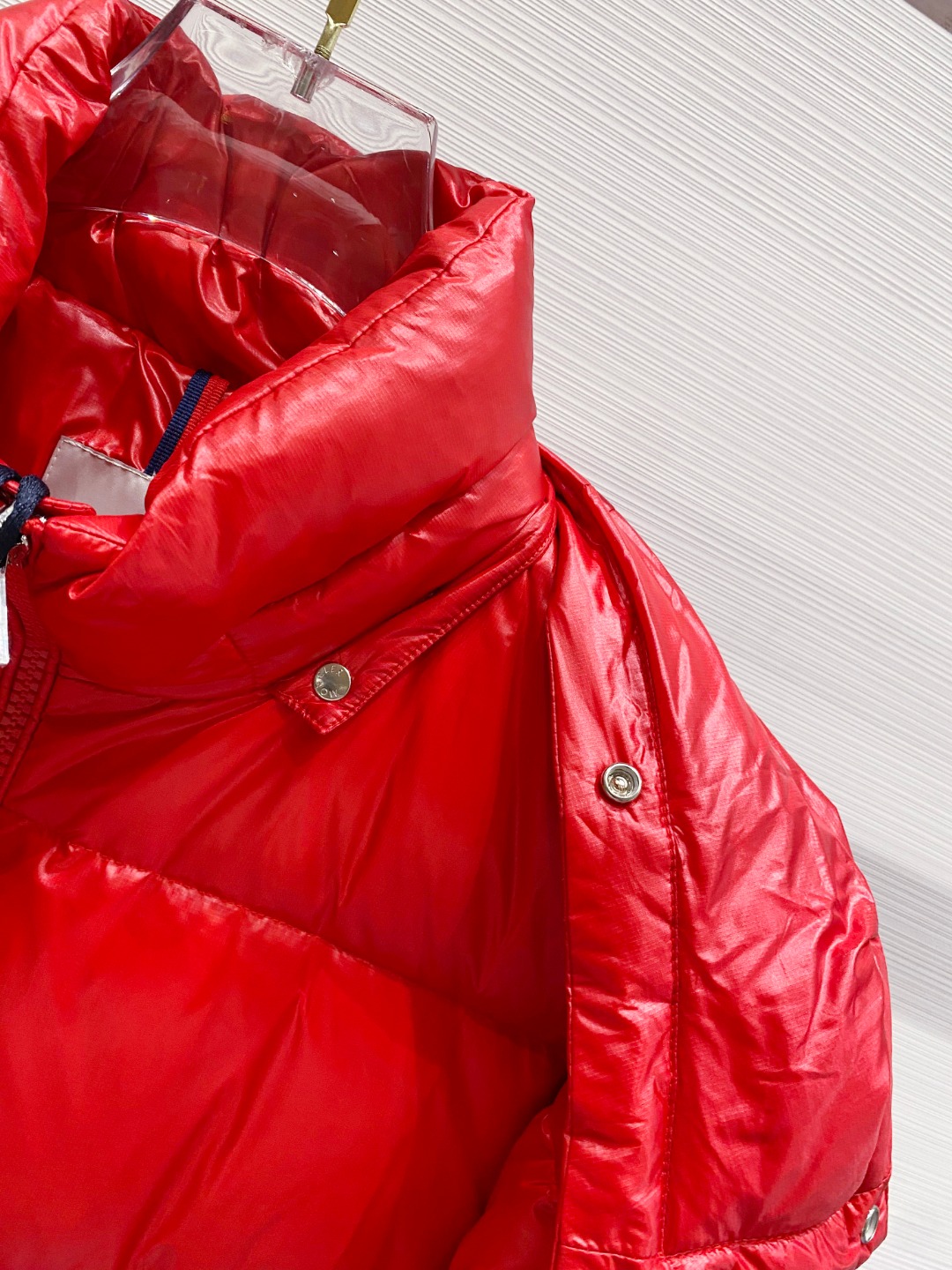 Moncler 蒙口2025秋冬新品发布，蒙口最新款亮光羽绒出货，柜上同步，面料及辅料全部订制，帽子可脱