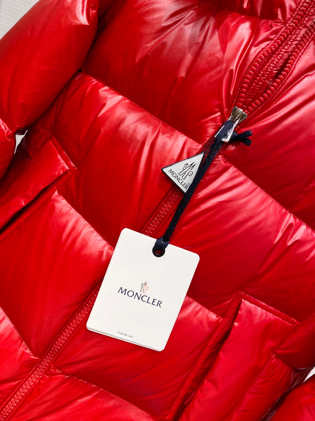 Moncler 蒙口2025秋冬新品发布，蒙口最新款亮光羽绒出货，柜上同步，面料及辅料全部订制，帽子可脱