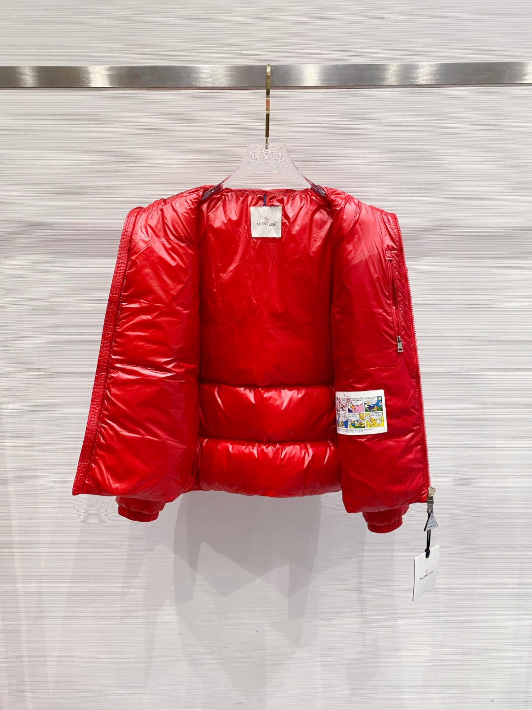 Moncler 蒙口2025秋冬新品发布，蒙口最新款亮光羽绒出货，柜上同步，面料及辅料全部订制，帽子可脱