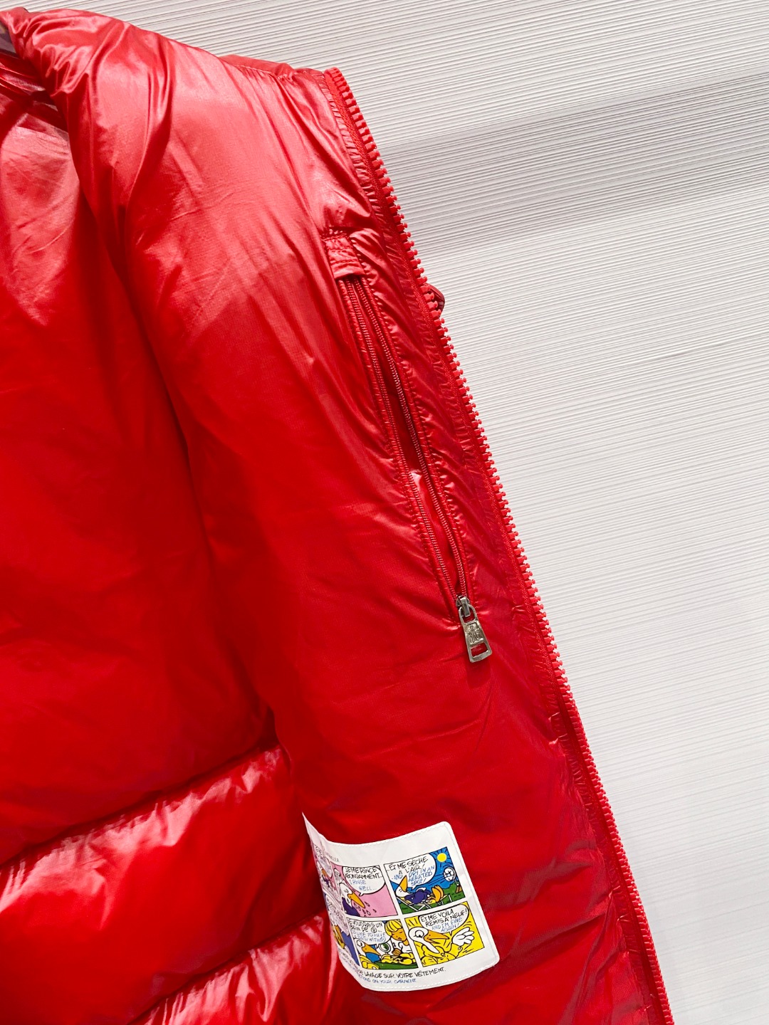 Moncler 蒙口2025秋冬新品发布，蒙口最新款亮光羽绒出货，柜上同步，面料及辅料全部订制，帽子可脱