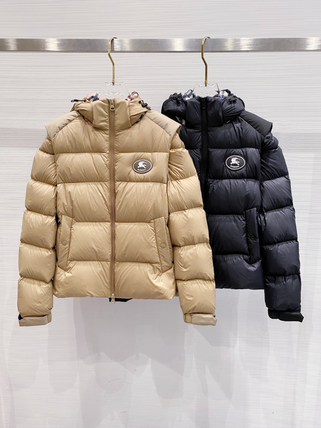 爆款羽绒服 BURBERRY巴宝莉 2025新款羽绒服秀场新品，袖子可拆卸，一衣两穿。品相非常完美，专柜