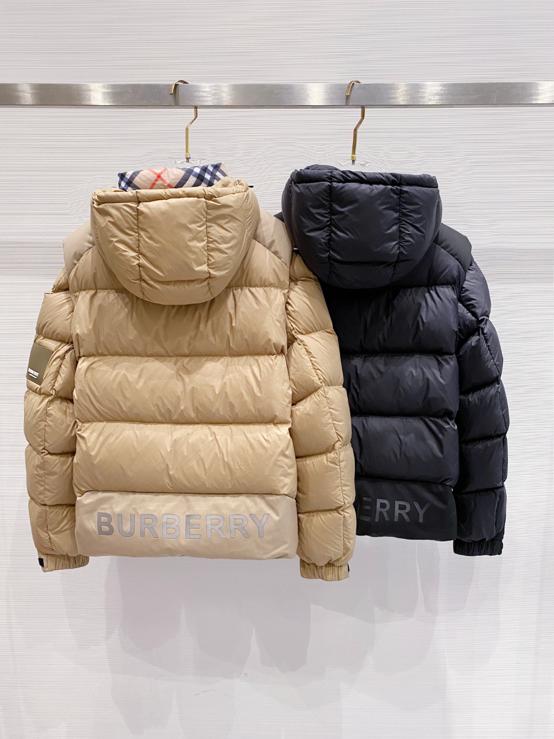 爆款羽绒服 BURBERRY巴宝莉 2025新款羽绒服秀场新品，袖子可拆卸，一衣两穿。品相非常完美，专柜