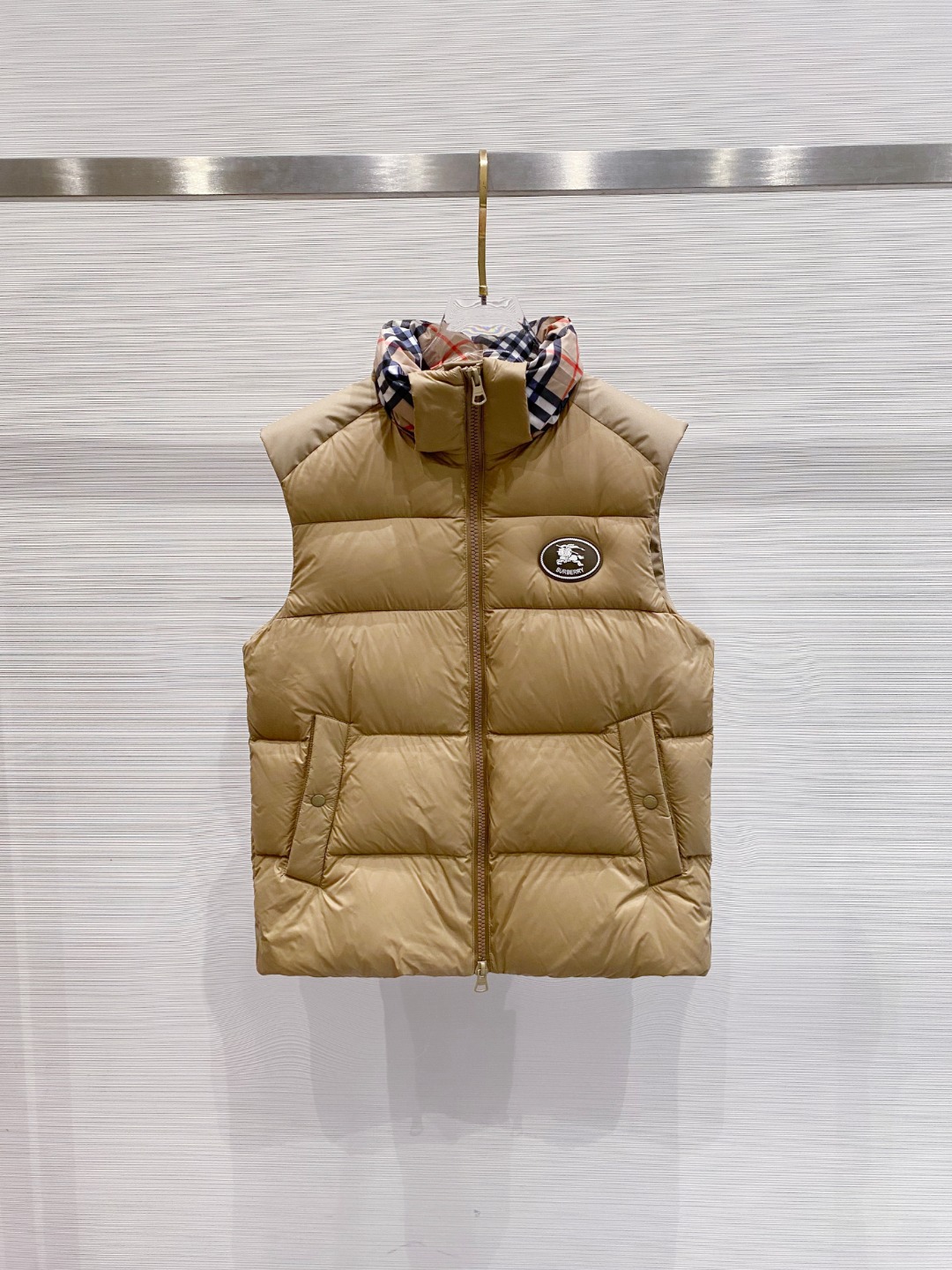 爆款羽绒服 BURBERRY巴宝莉 2025新款羽绒服秀场新品，袖子可拆卸，一衣两穿。品相非常完美，专柜