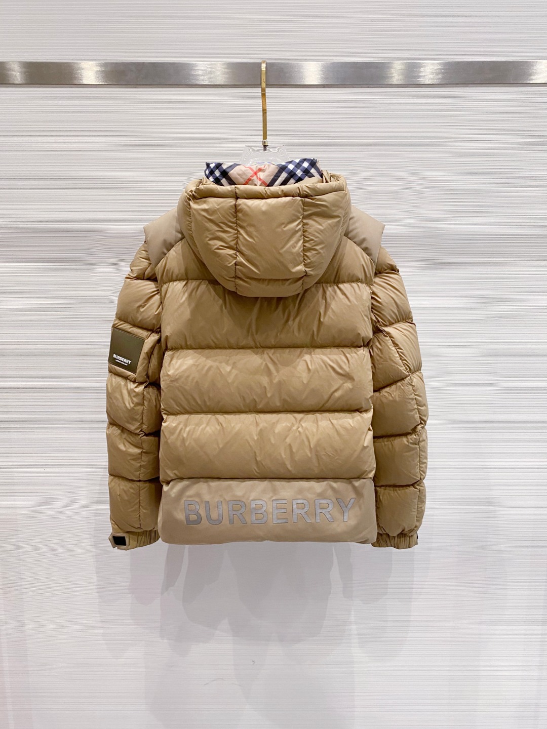 爆款羽绒服 BURBERRY巴宝莉 2025新款羽绒服秀场新品，袖子可拆卸，一衣两穿。品相非常完美，专柜