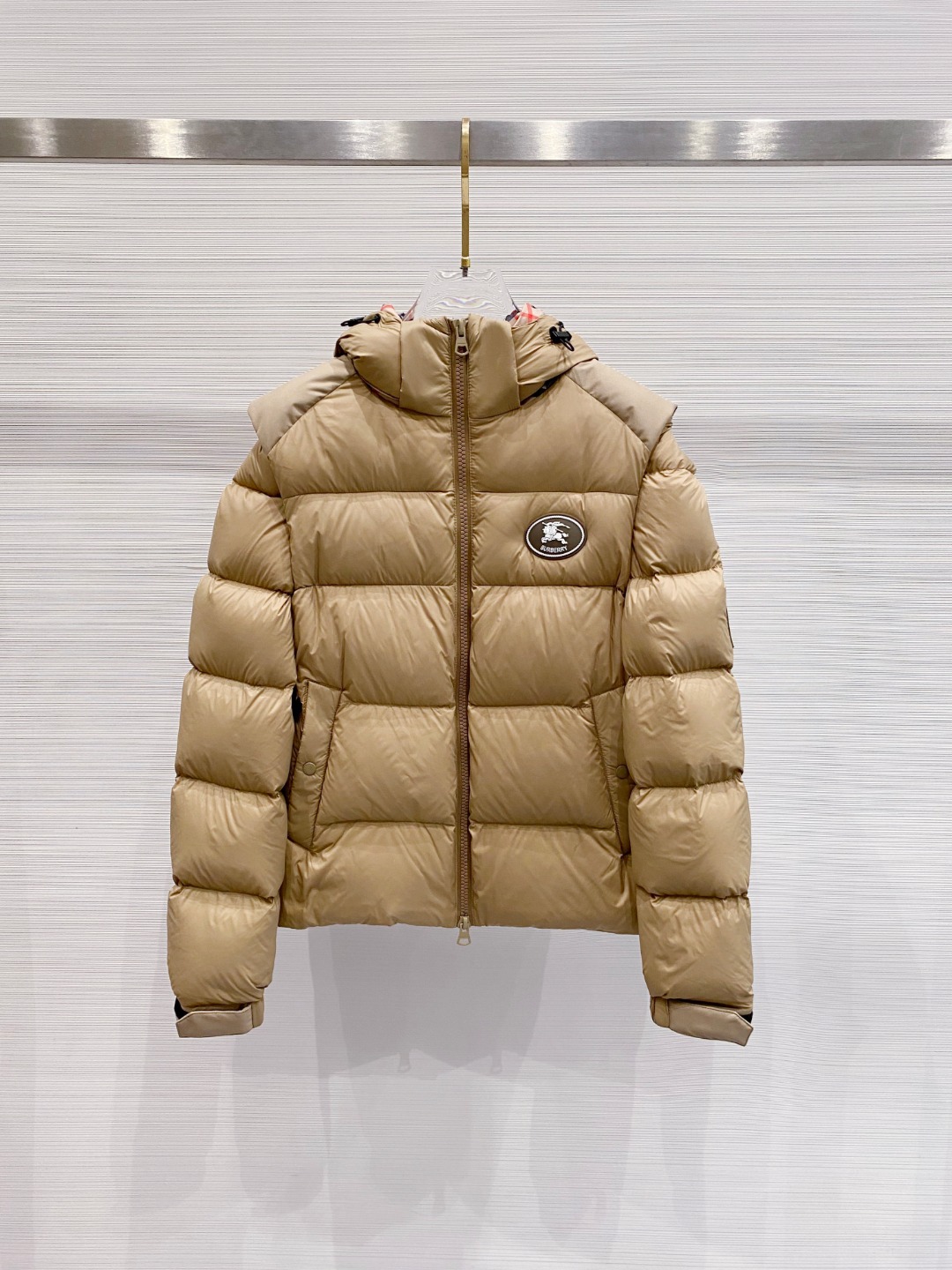 爆款羽绒服 BURBERRY巴宝莉 2025新款羽绒服秀场新品，袖子可拆卸，一衣两穿。品相非常完美，专柜