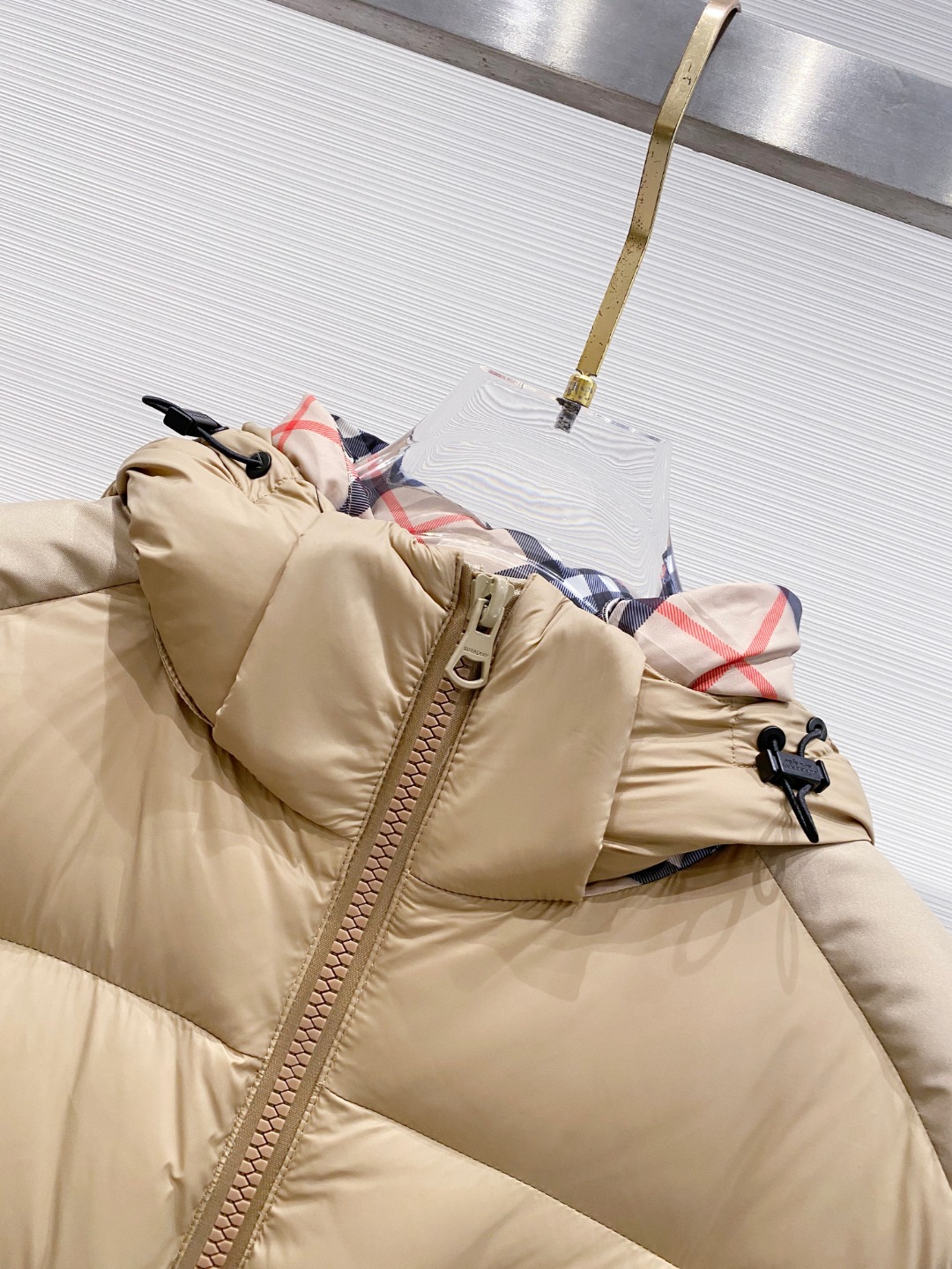 爆款羽绒服 BURBERRY巴宝莉 2025新款羽绒服秀场新品，袖子可拆卸，一衣两穿。品相非常完美，专柜