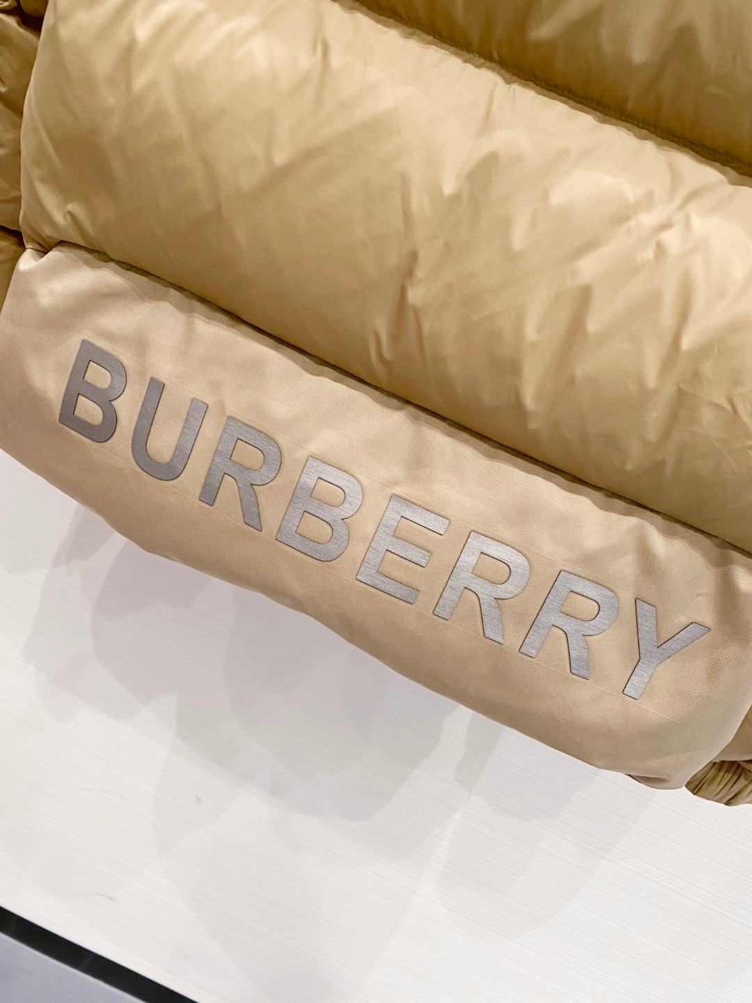 爆款羽绒服 BURBERRY巴宝莉 2025新款羽绒服秀场新品，袖子可拆卸，一衣两穿。品相非常完美，专柜