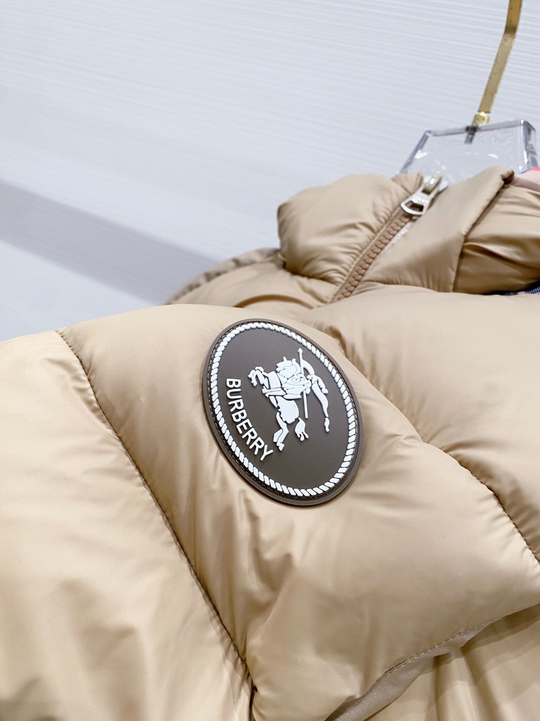 爆款羽绒服 BURBERRY巴宝莉 2025新款羽绒服秀场新品，袖子可拆卸，一衣两穿。品相非常完美，专柜