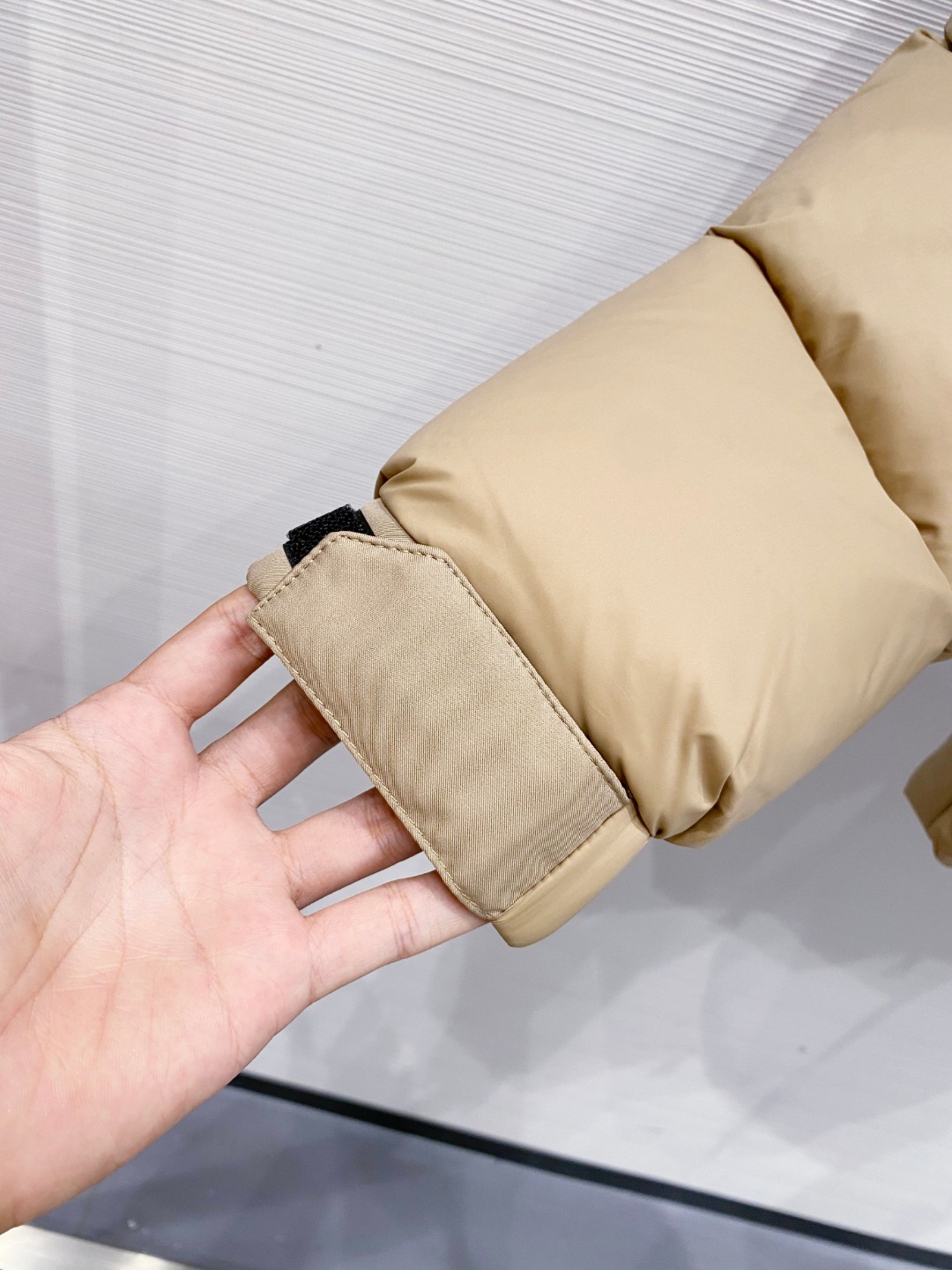 爆款羽绒服 BURBERRY巴宝莉 2025新款羽绒服秀场新品，袖子可拆卸，一衣两穿。品相非常完美，专柜