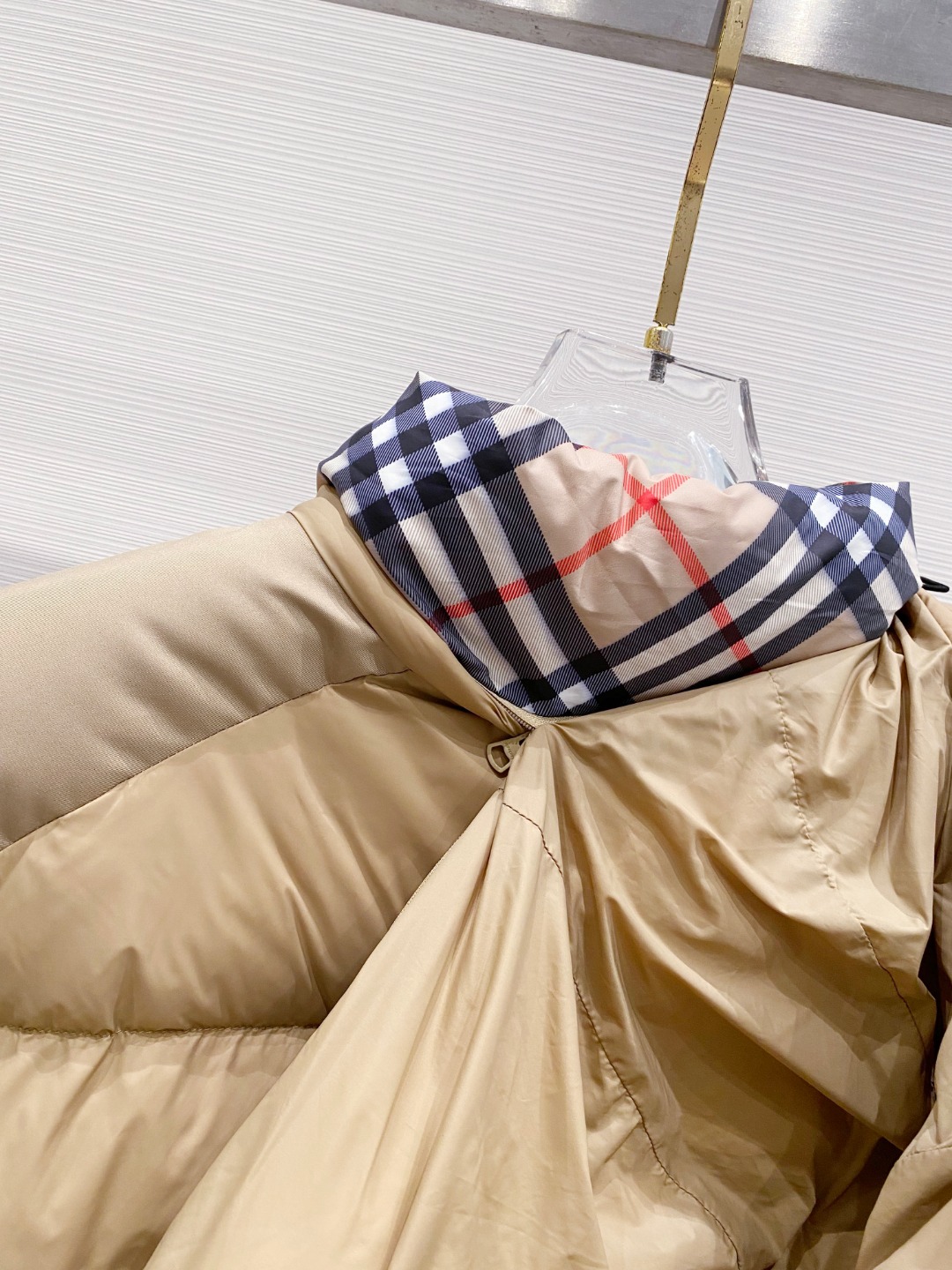 爆款羽绒服 BURBERRY巴宝莉 2025新款羽绒服秀场新品，袖子可拆卸，一衣两穿。品相非常完美，专柜