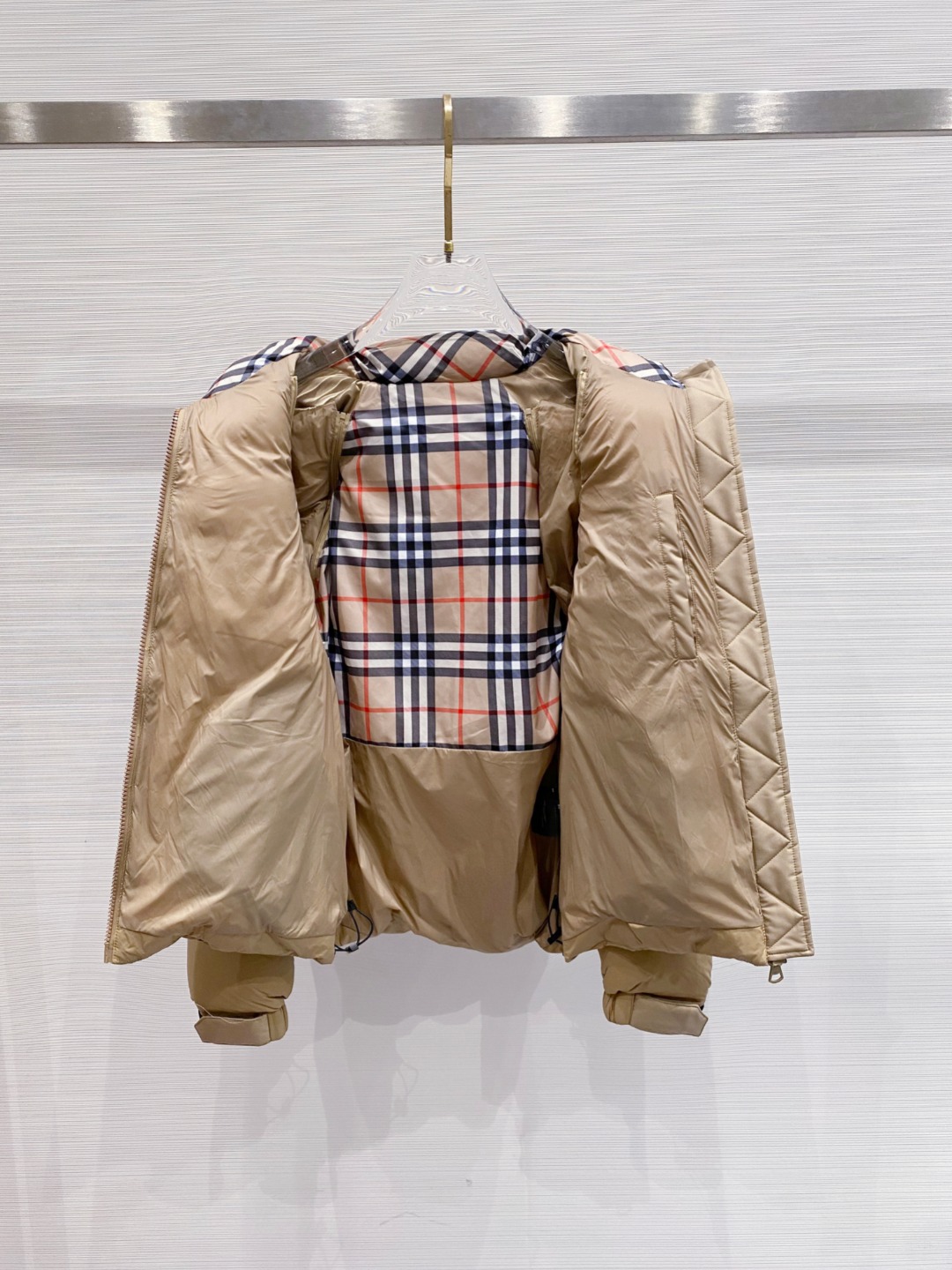 爆款羽绒服 BURBERRY巴宝莉 2025新款羽绒服秀场新品，袖子可拆卸，一衣两穿。品相非常完美，专柜