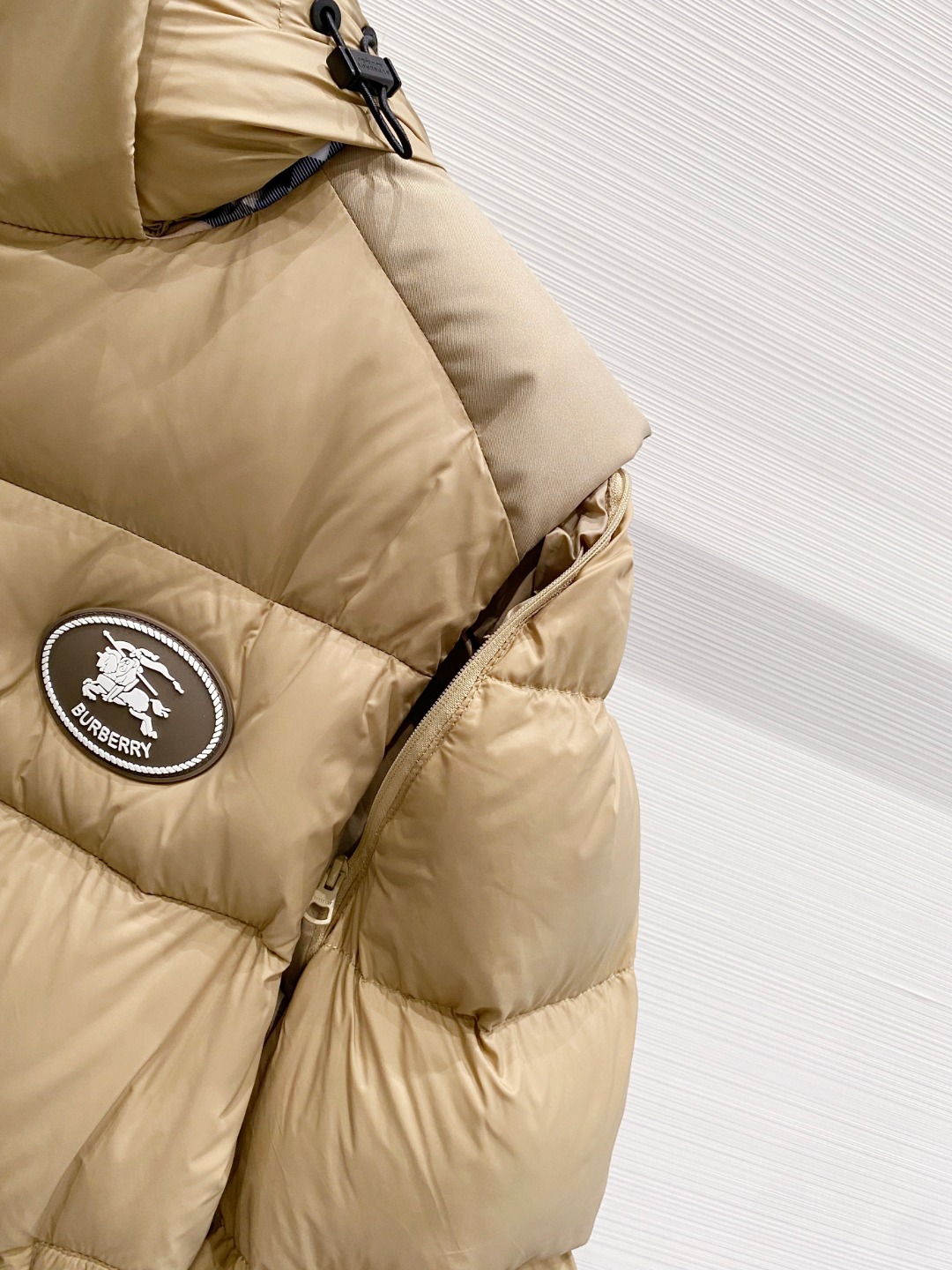 爆款羽绒服 BURBERRY巴宝莉 2025新款羽绒服秀场新品，袖子可拆卸，一衣两穿。品相非常完美，专柜