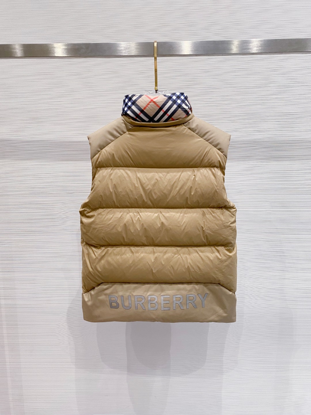 爆款羽绒服 BURBERRY巴宝莉 2025新款羽绒服秀场新品，袖子可拆卸，一衣两穿。品相非常完美，专柜