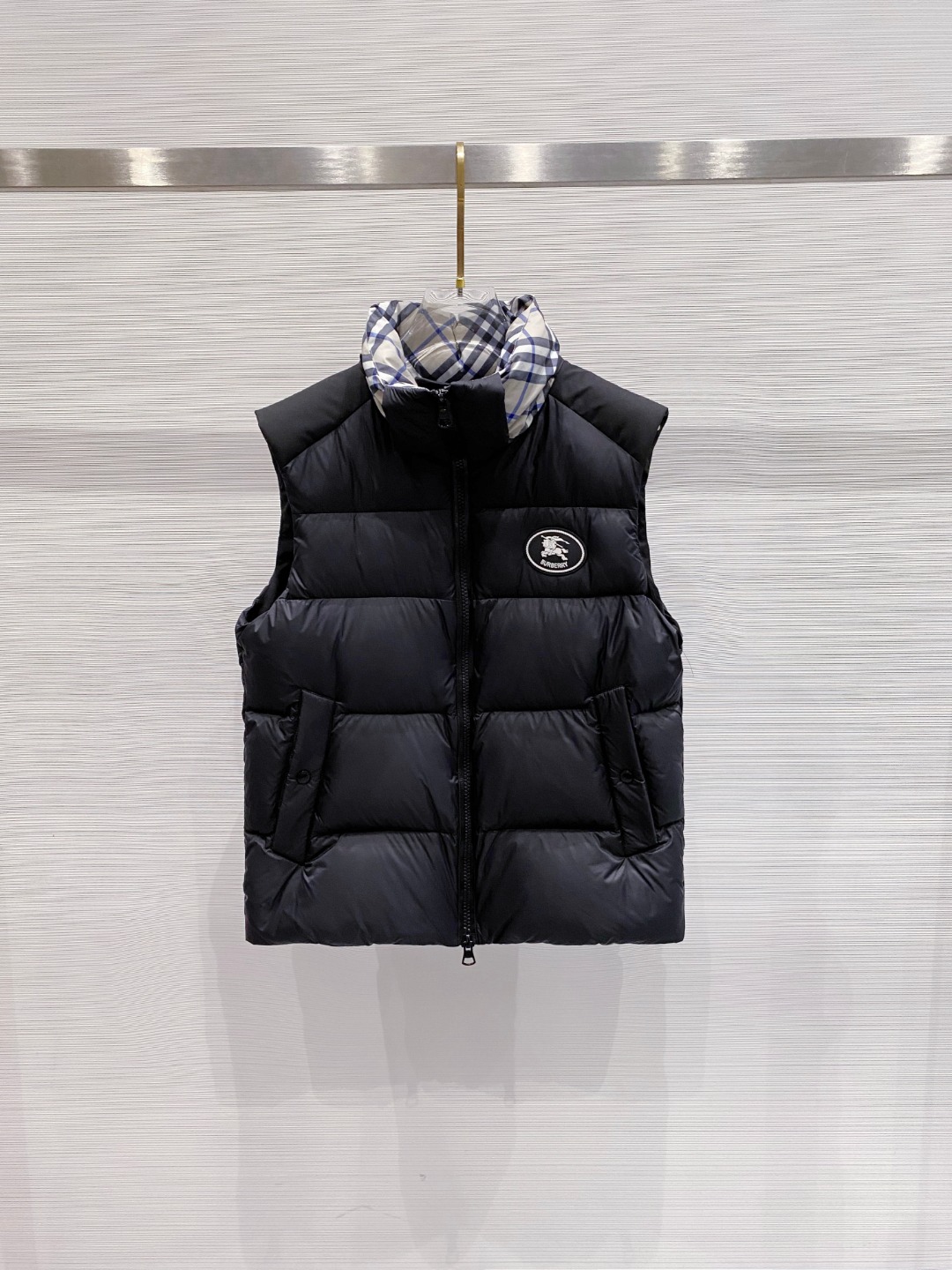 爆款羽绒服 BURBERRY巴宝莉 2025新款羽绒服秀场新品，袖子可拆卸，一衣两穿。品相非常完美，专柜