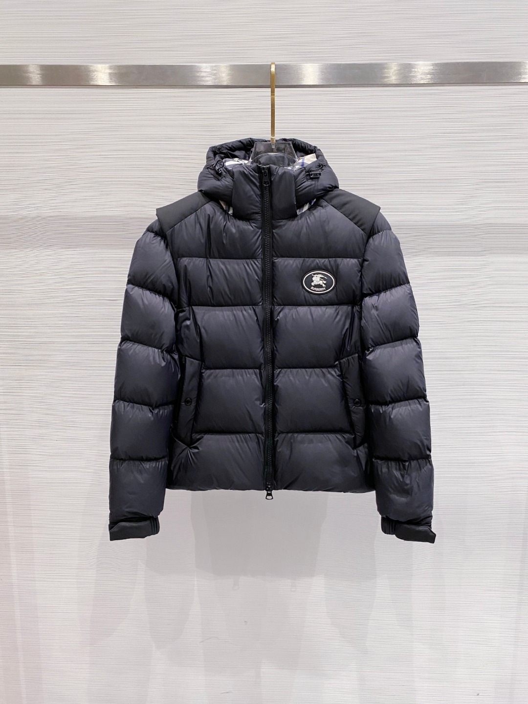 爆款羽绒服 BURBERRY巴宝莉 2025新款羽绒服秀场新品，袖子可拆卸，一衣两穿。品相非常完美，专柜