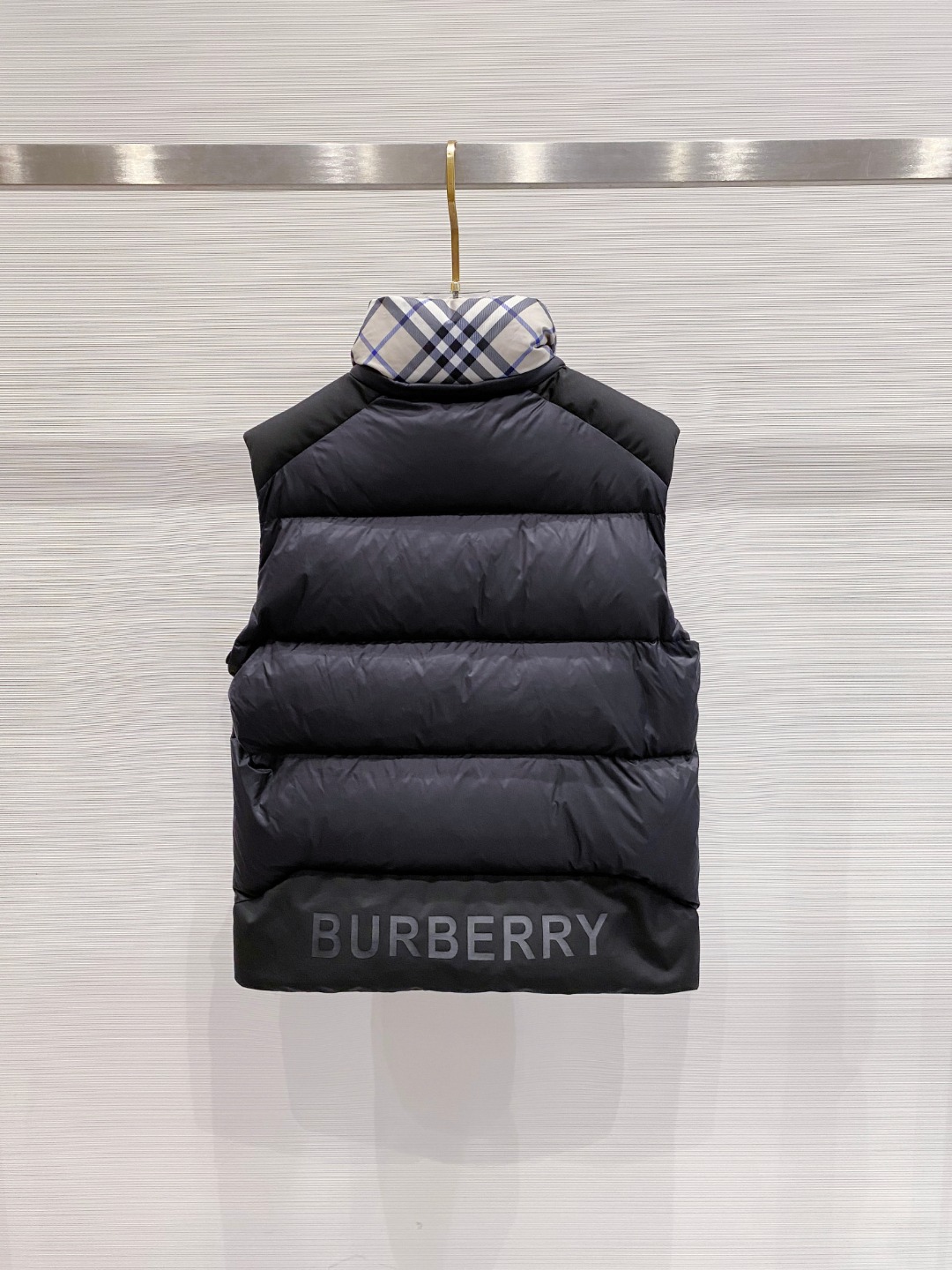 爆款羽绒服 BURBERRY巴宝莉 2025新款羽绒服秀场新品，袖子可拆卸，一衣两穿。品相非常完美，专柜