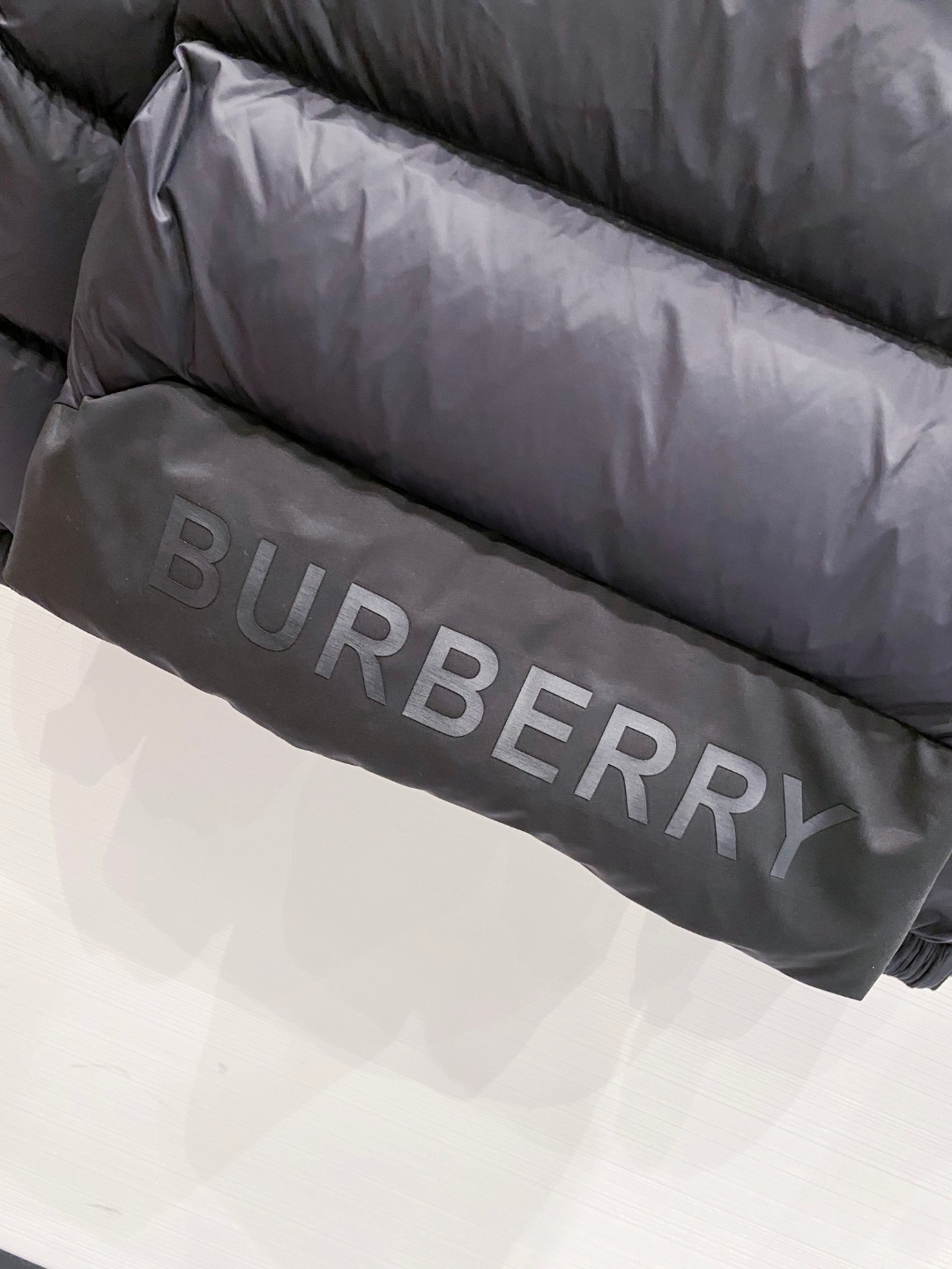 爆款羽绒服 BURBERRY巴宝莉 2025新款羽绒服秀场新品，袖子可拆卸，一衣两穿。品相非常完美，专柜