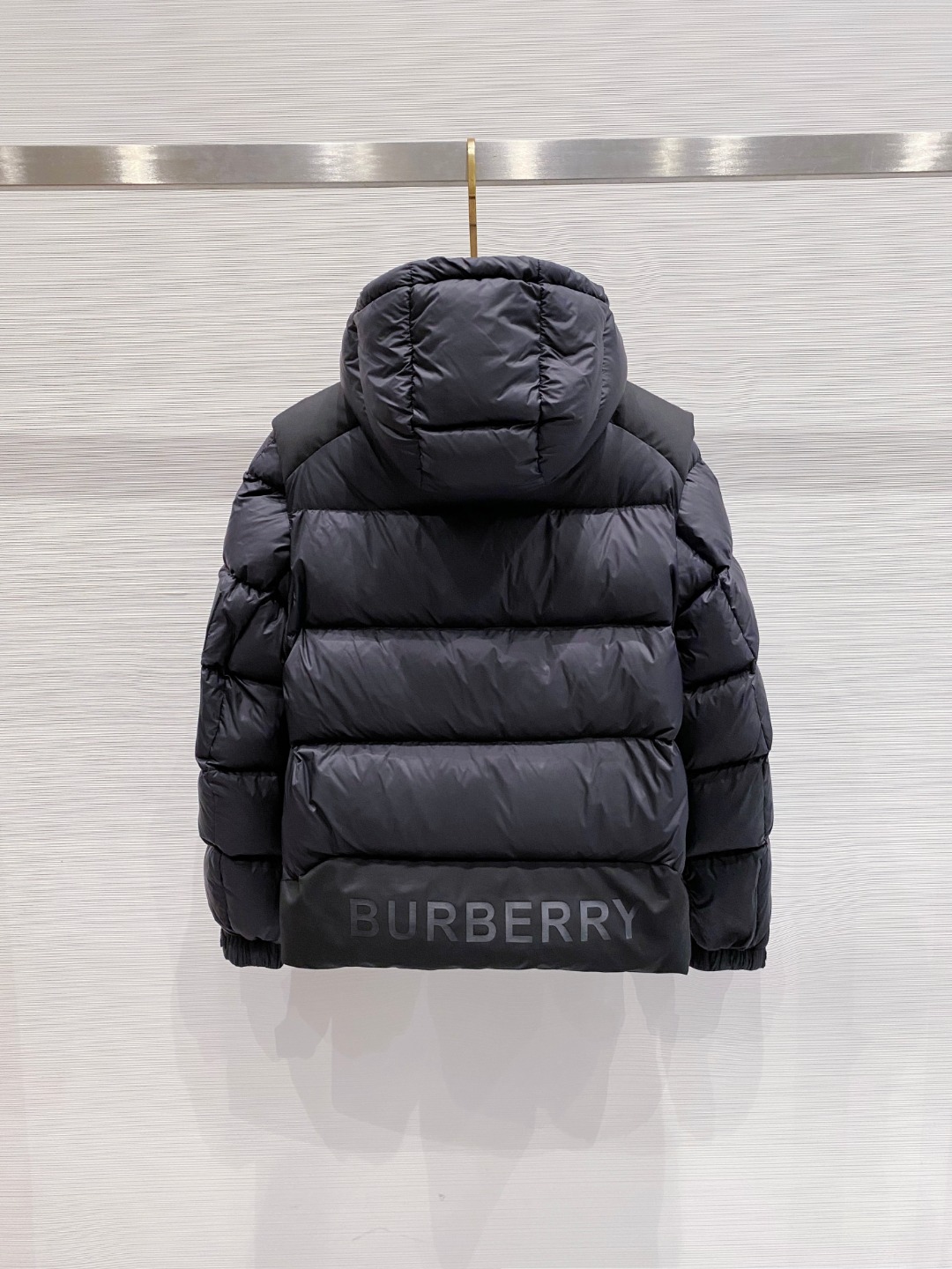 爆款羽绒服 BURBERRY巴宝莉 2025新款羽绒服秀场新品，袖子可拆卸，一衣两穿。品相非常完美，专柜