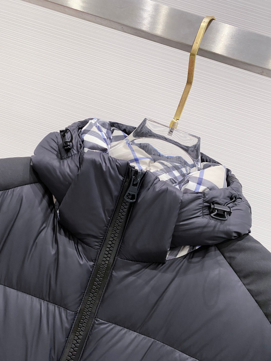 爆款羽绒服 BURBERRY巴宝莉 2025新款羽绒服秀场新品，袖子可拆卸，一衣两穿。品相非常完美，专柜