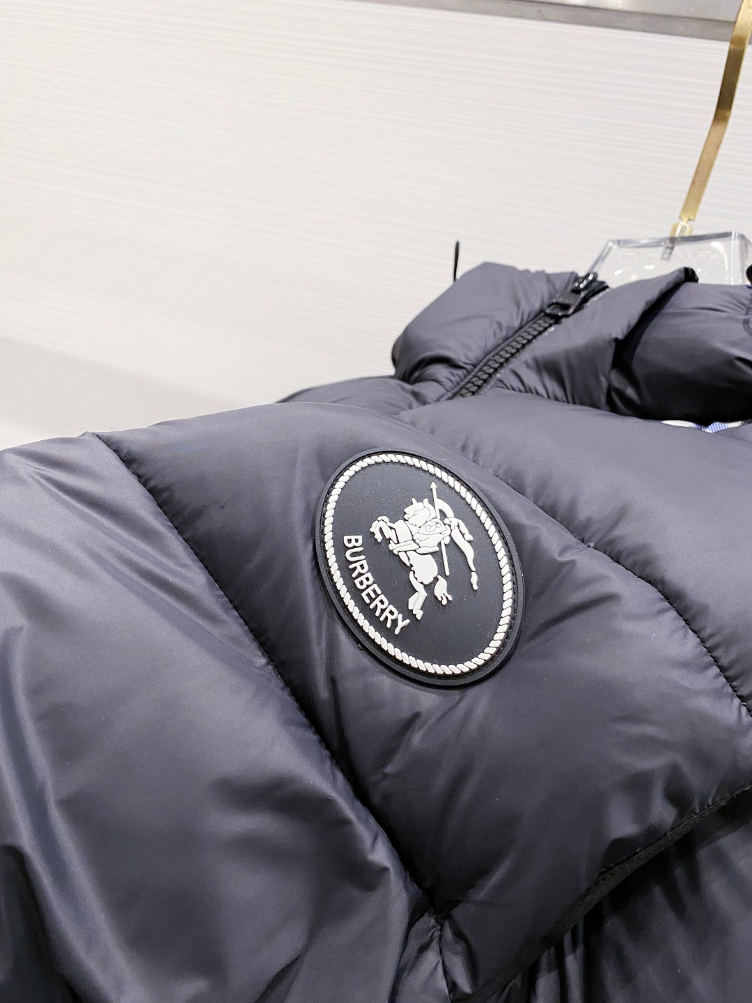 爆款羽绒服 BURBERRY巴宝莉 2025新款羽绒服秀场新品，袖子可拆卸，一衣两穿。品相非常完美，专柜