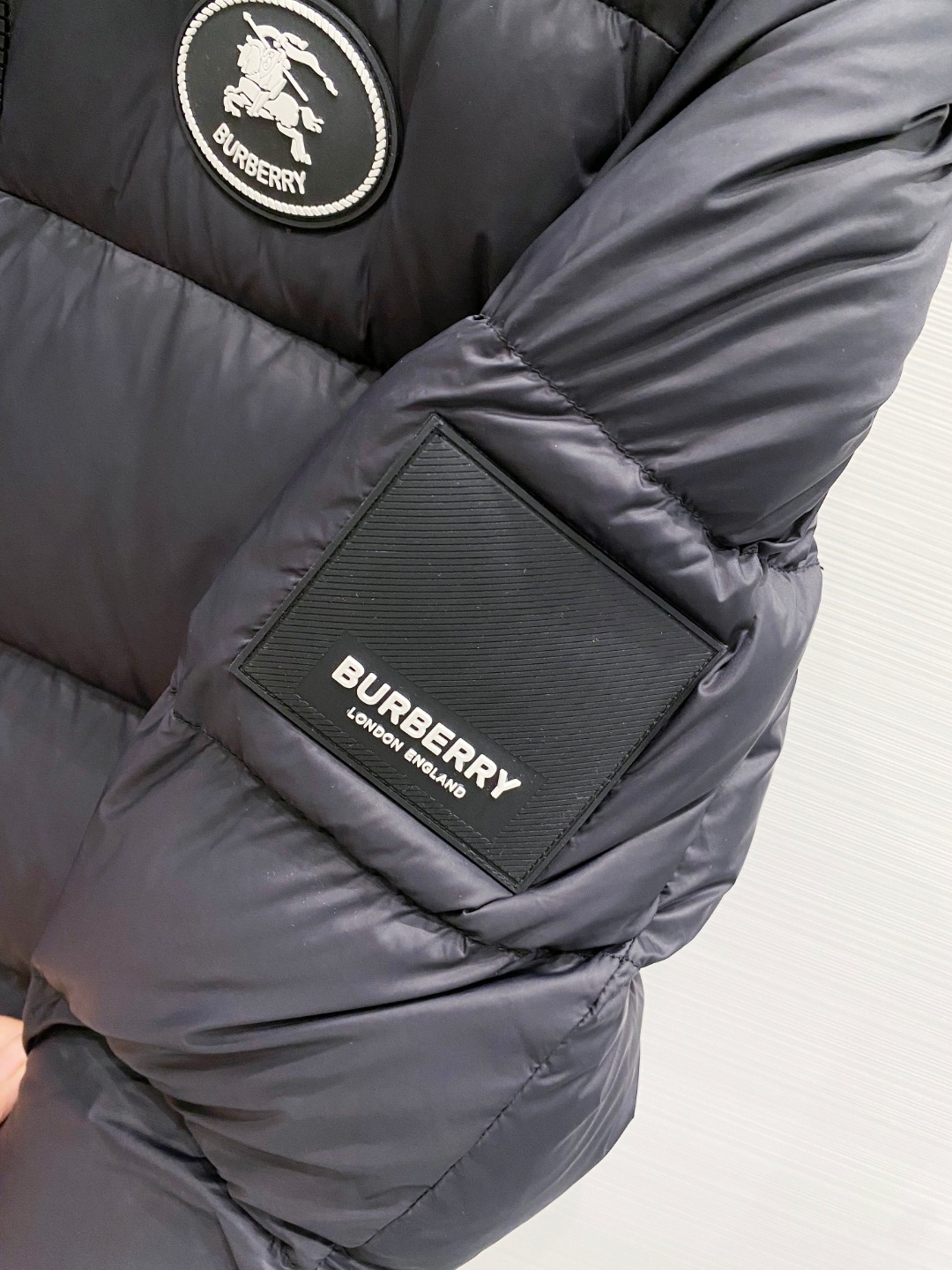 爆款羽绒服 BURBERRY巴宝莉 2025新款羽绒服秀场新品，袖子可拆卸，一衣两穿。品相非常完美，专柜